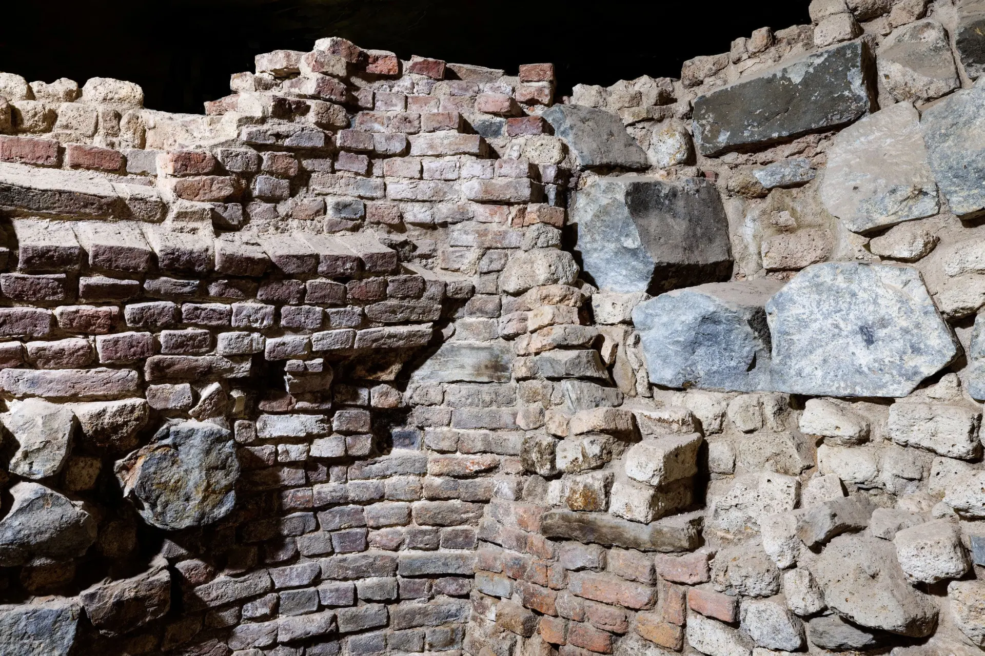 Blick auf eine graue, mittelalterliche Kellerwand.