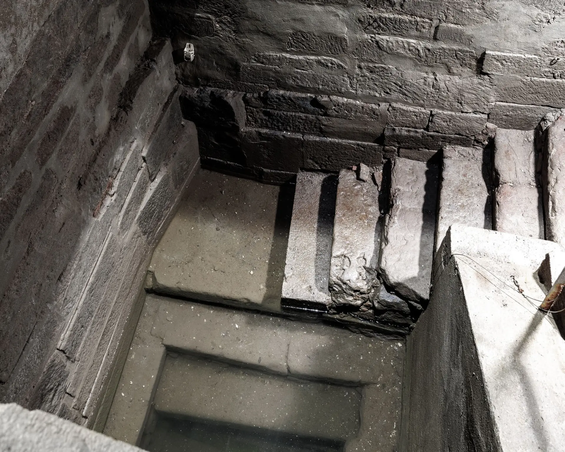 Ein Blick von oben auf ein Tauchbecken, das mit Wasser gefüllt ist.