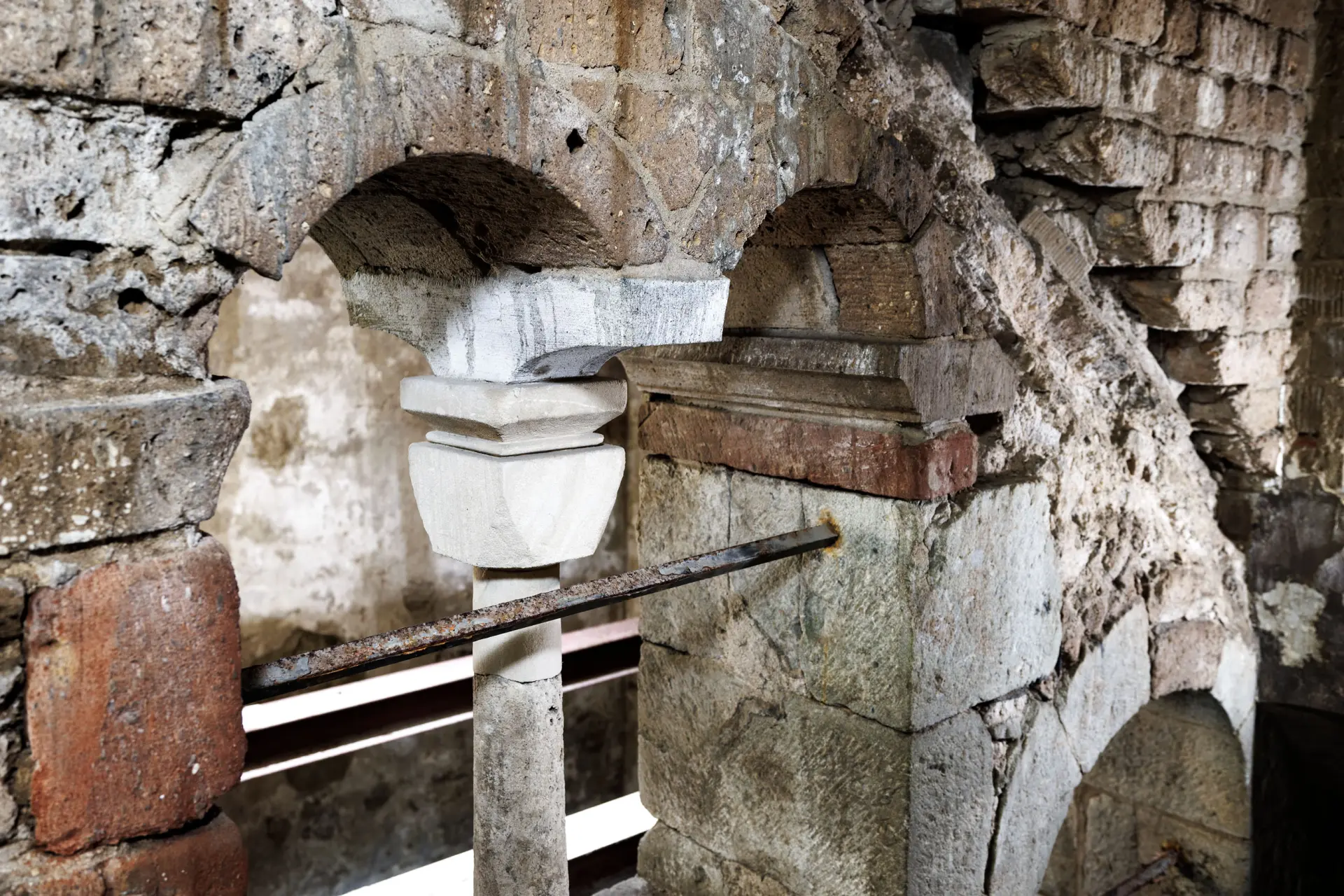 Zwei Rundbögen werden durch eine Säule getragen.