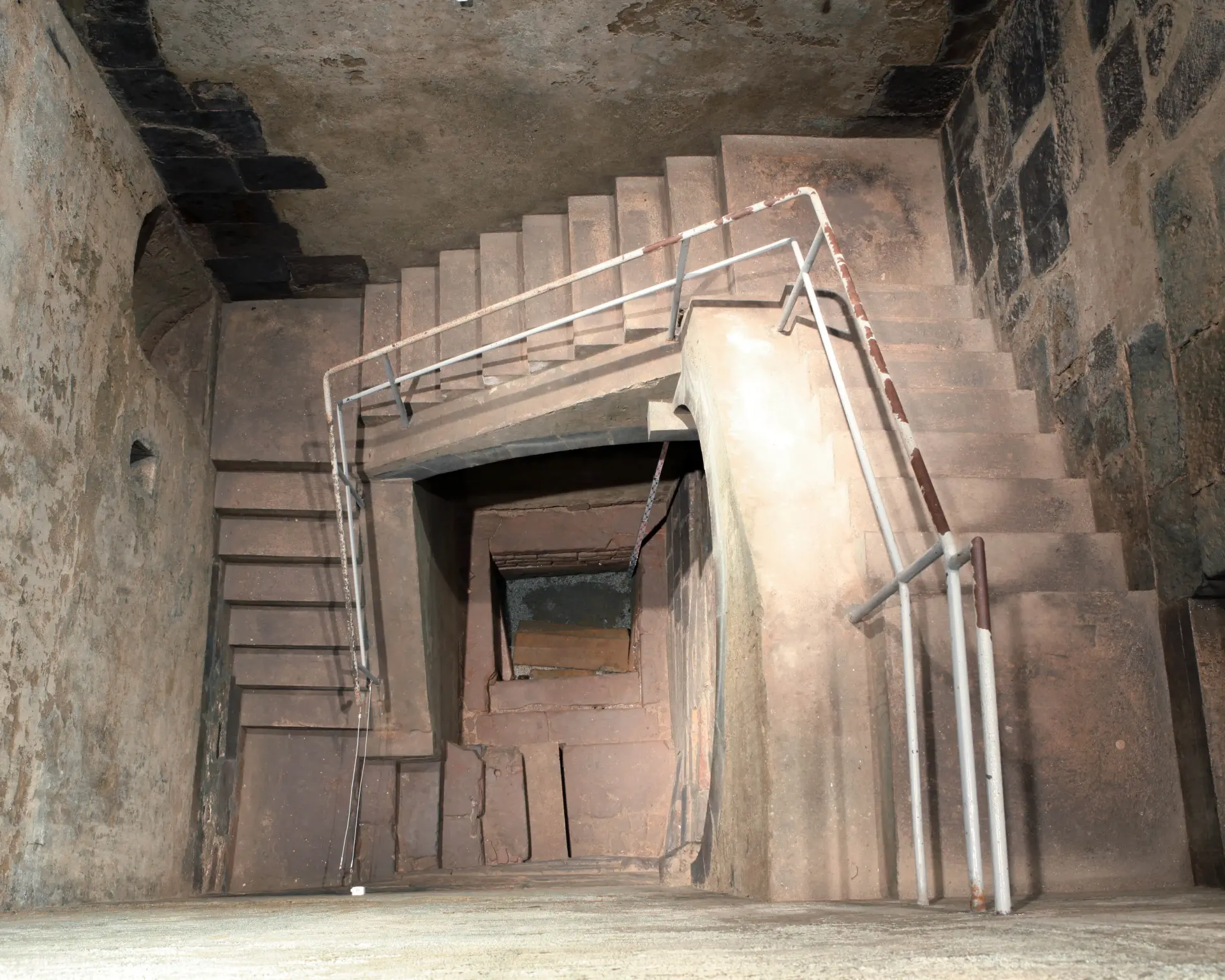 Ein Blick von oben auf ein Tauchbecken, das mit Wasser gefüllt ist.