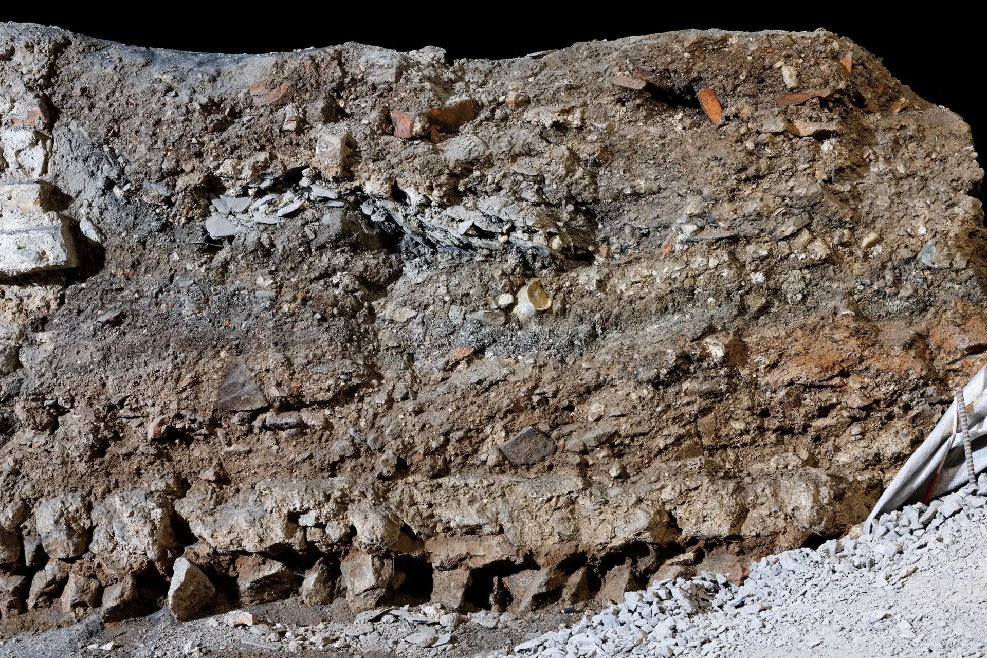 Blick auf eine graue, mittelalterliche Kellerwand.