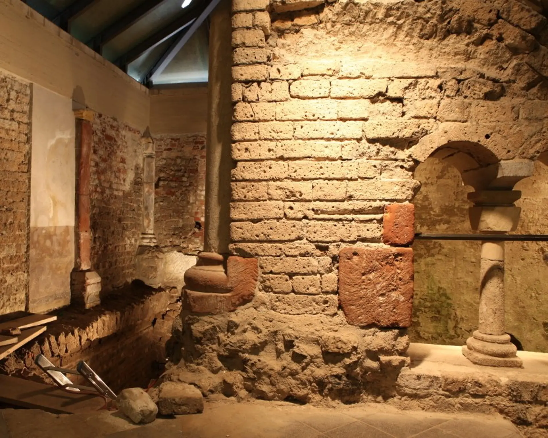 Der Vorraum der Mikwe mit dem Abgang zum Schacht im unterirdischen Rundgang von MiQua.