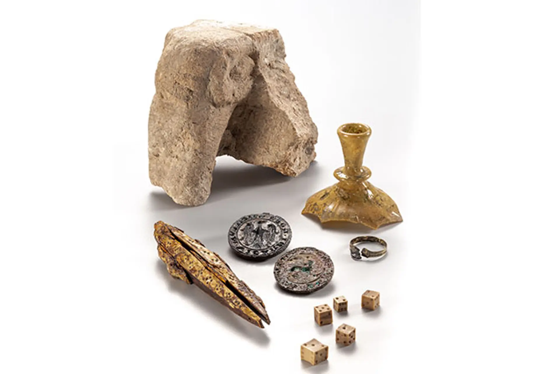 Verschiedene archäologische Fundstücke aus Stein.