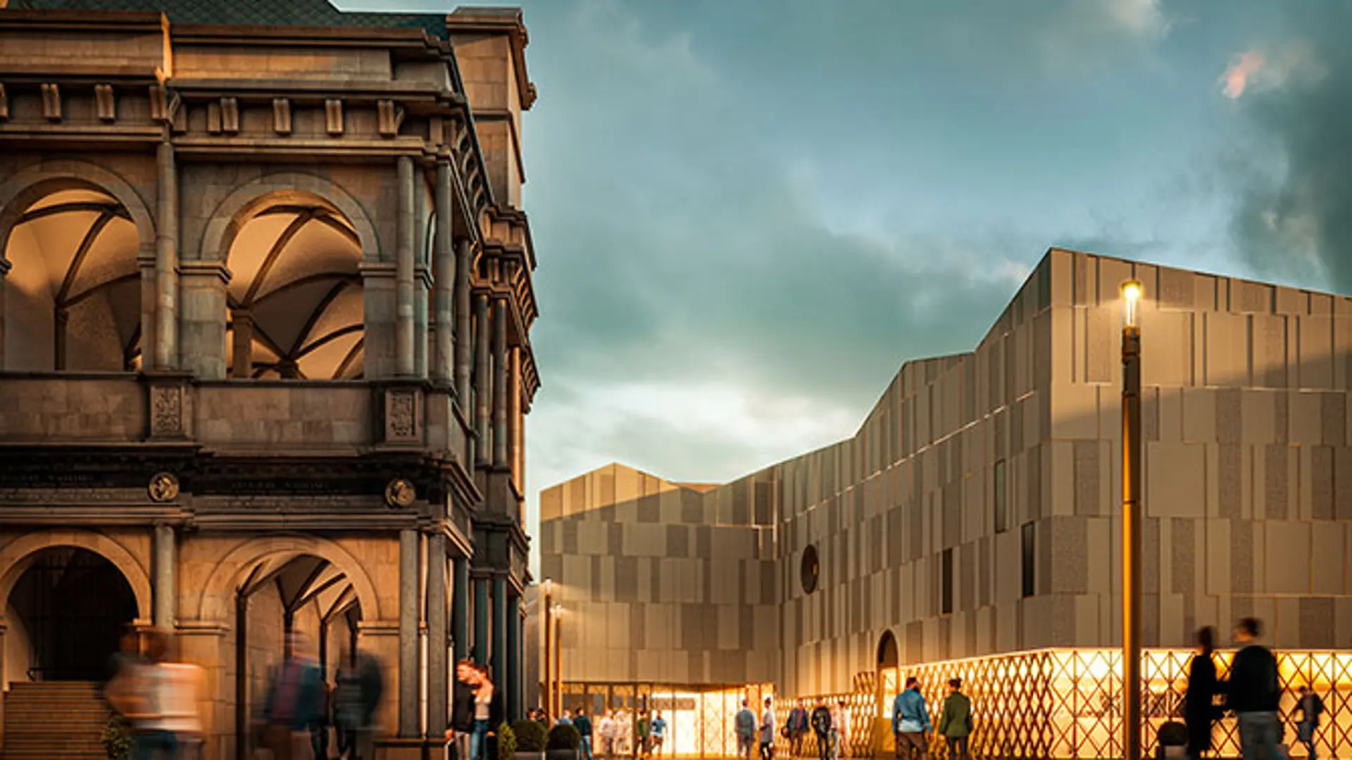 Fußgänger spazieren über den Rathausplatz mit dem abendlich erleuchtete Museumsgebäude auf der rechten Seite und links die historische Renaissancelaube des Rathauses.