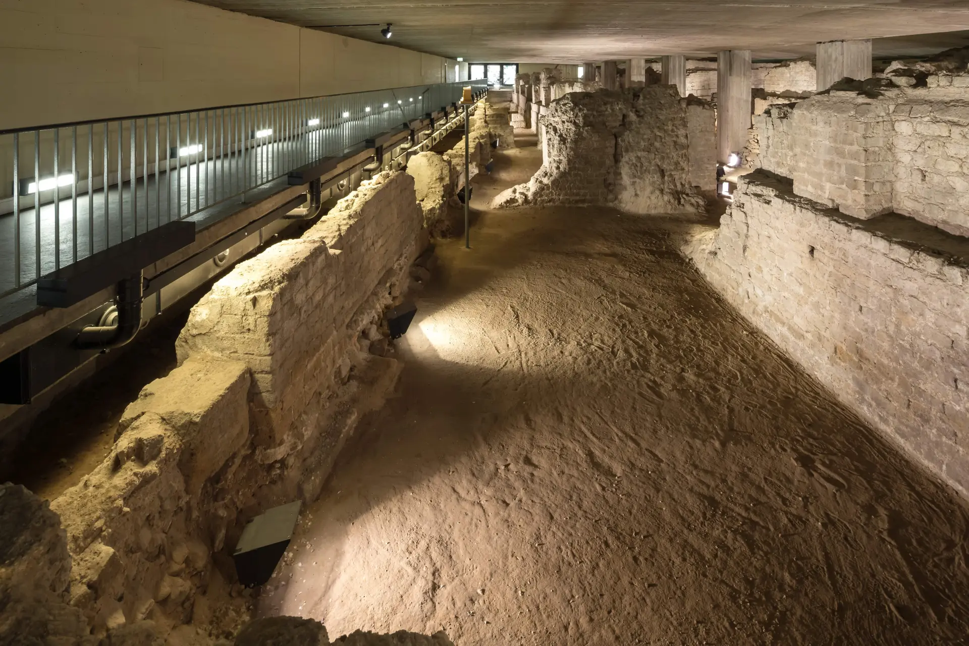 Die Ostfassade des Praetoriums.  Links und rechts sind Fassaden in der Ausgrabung zu erkennen.