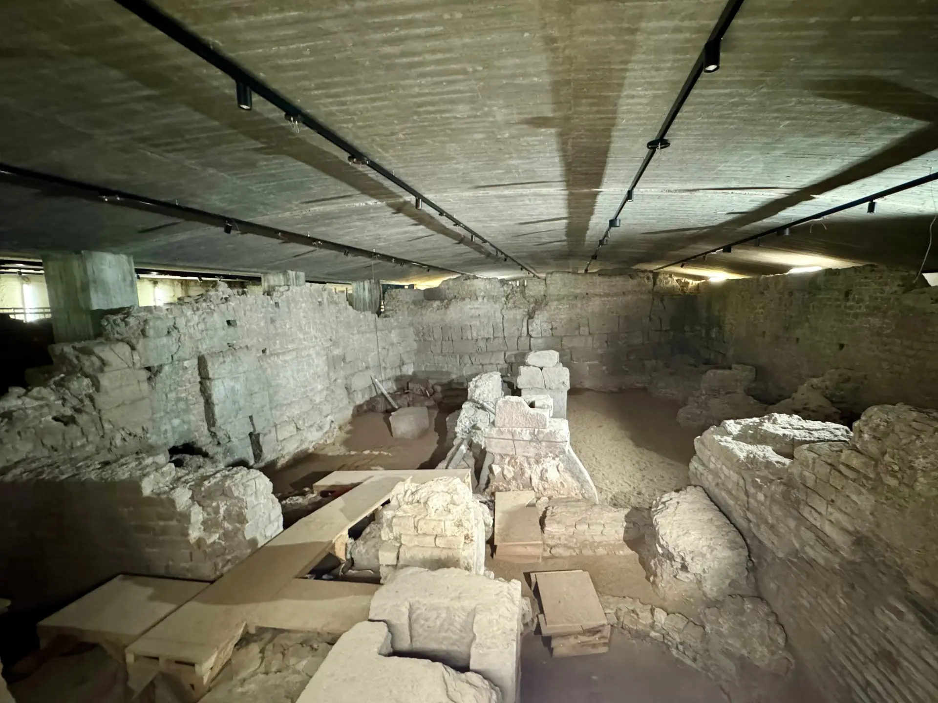 Die Fundamente eines runden, zentralen Gebäudes sind zu sehen.