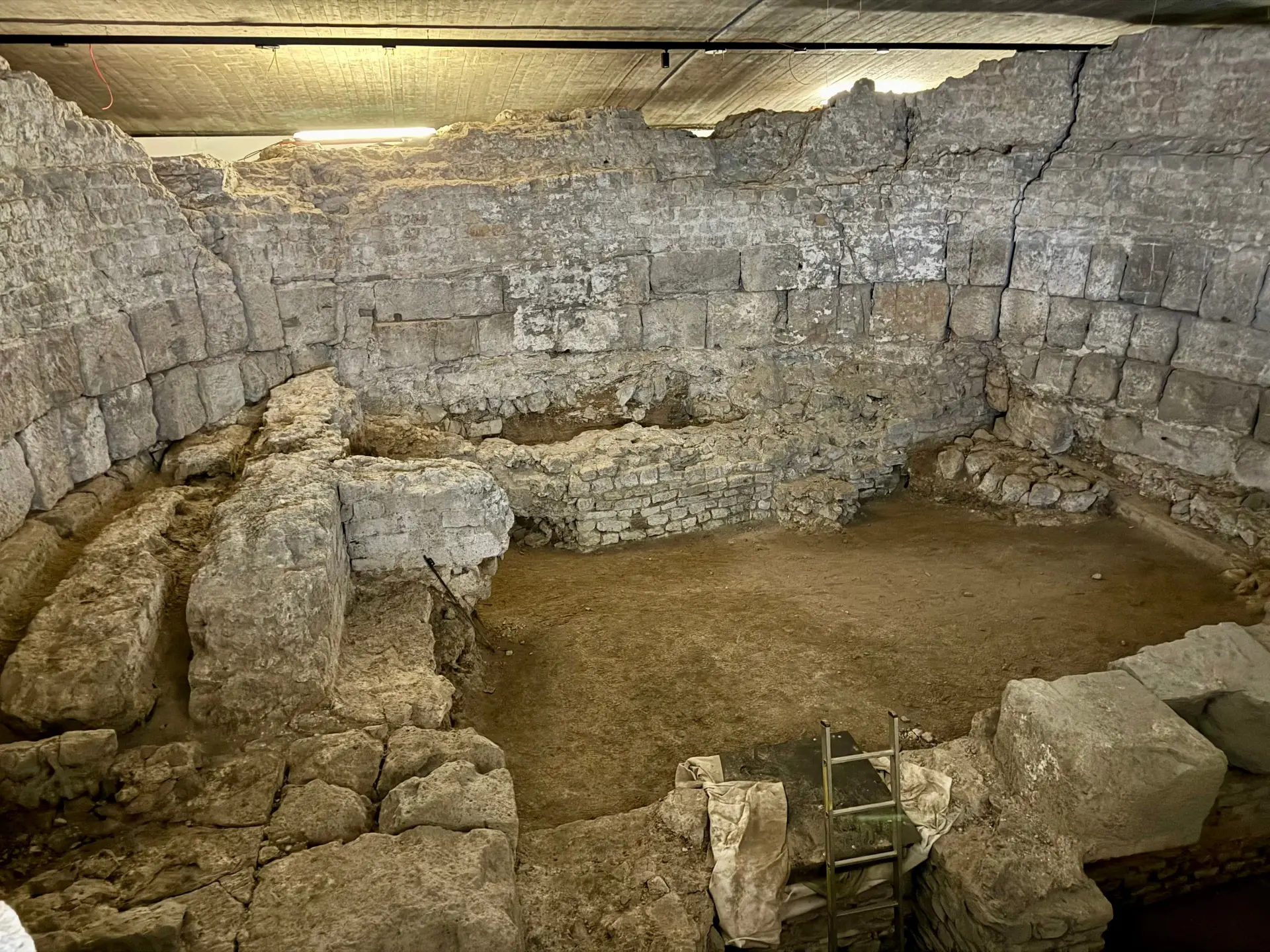 Die Fundamente eines runden Gebäudes, dem Oktagon, sind in der Ausgrabung zu sehen.