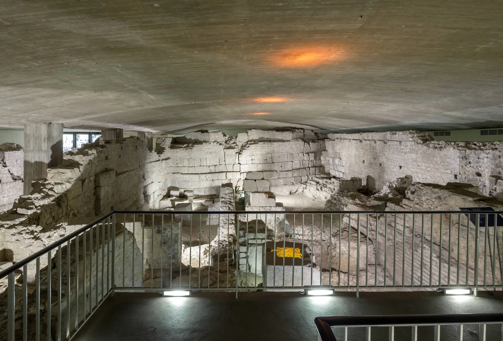 Die Nordhalle des Praetoriums. Die Fundamente einer Halle sind zu sehen