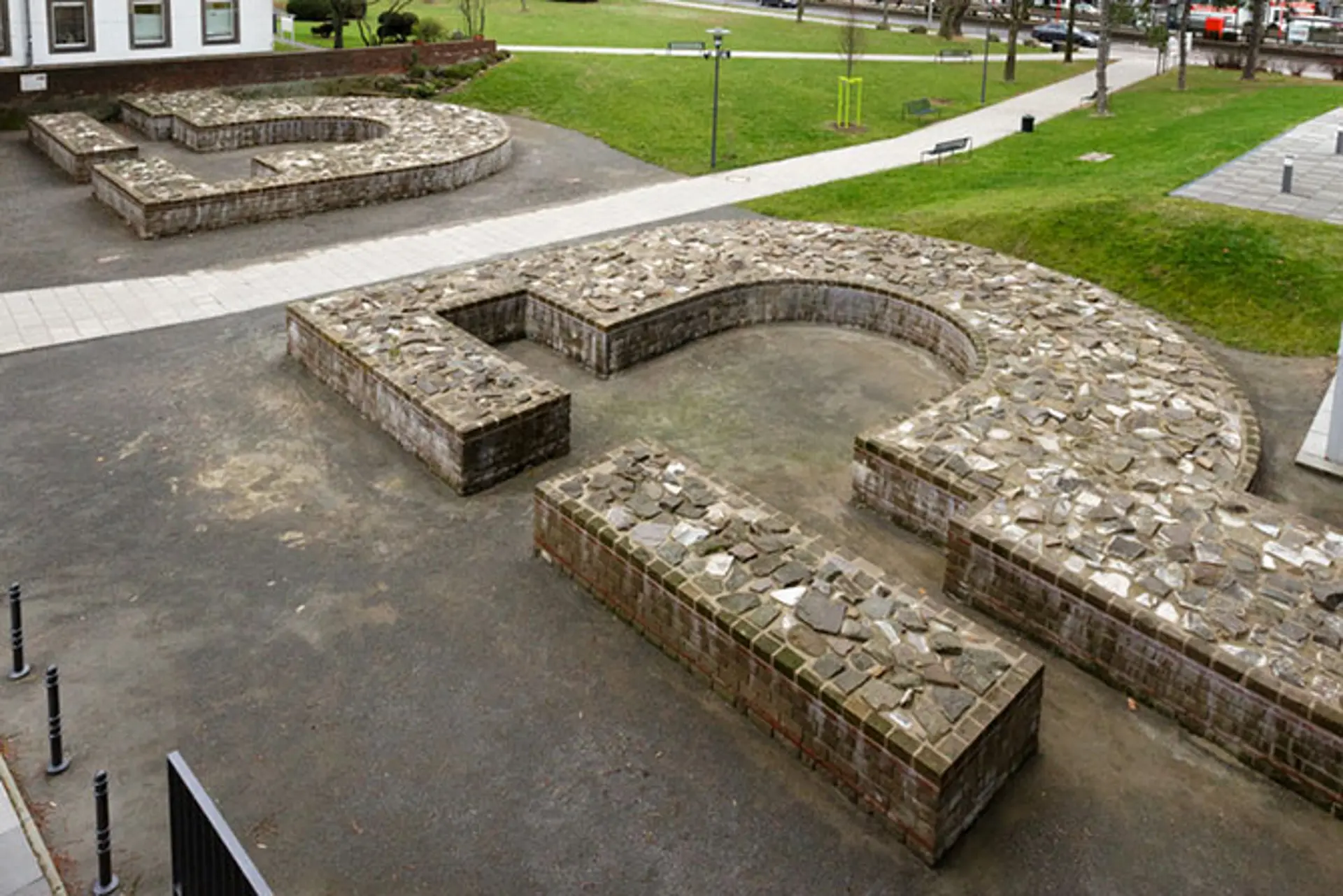 Schwarzweiß-Fotografie des römischen Flottenlager Alteburg während der Ausgrabung 1927.