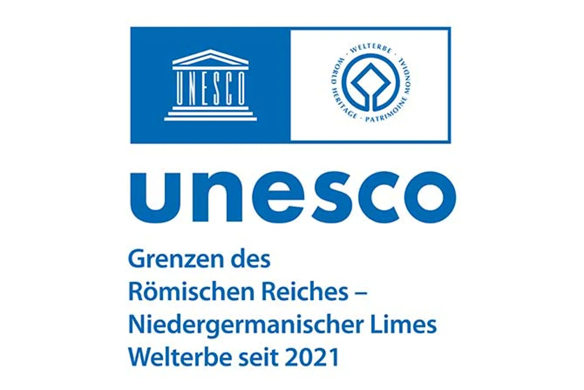 Ein blau-weißes Logo auf dem drauf steht:  Unesco Grenzen des Römischen Reiches - Nidergermanischer Limes Welterbe sei 2021