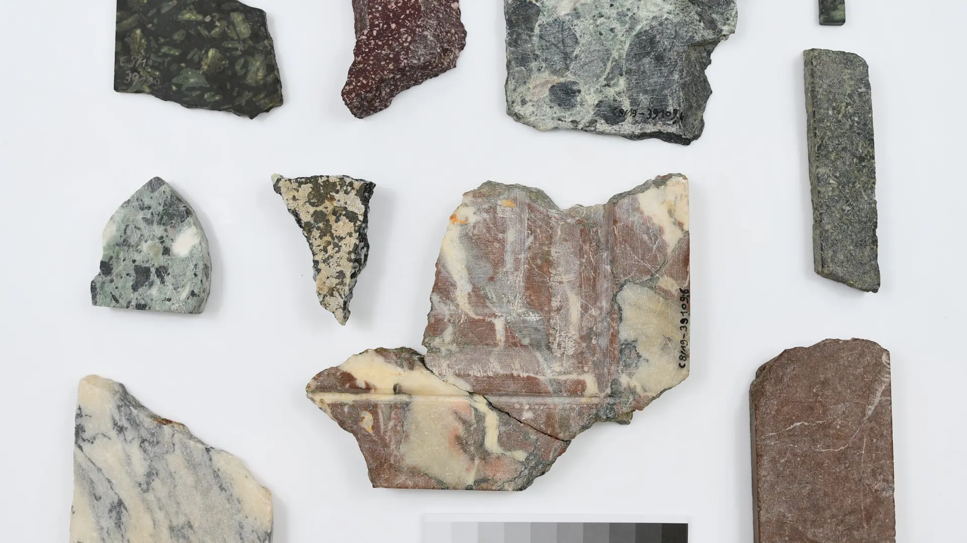 Eine Auswahl von verschiedenen Marmor-Inkrustationen in unterschiedlichen Farben.