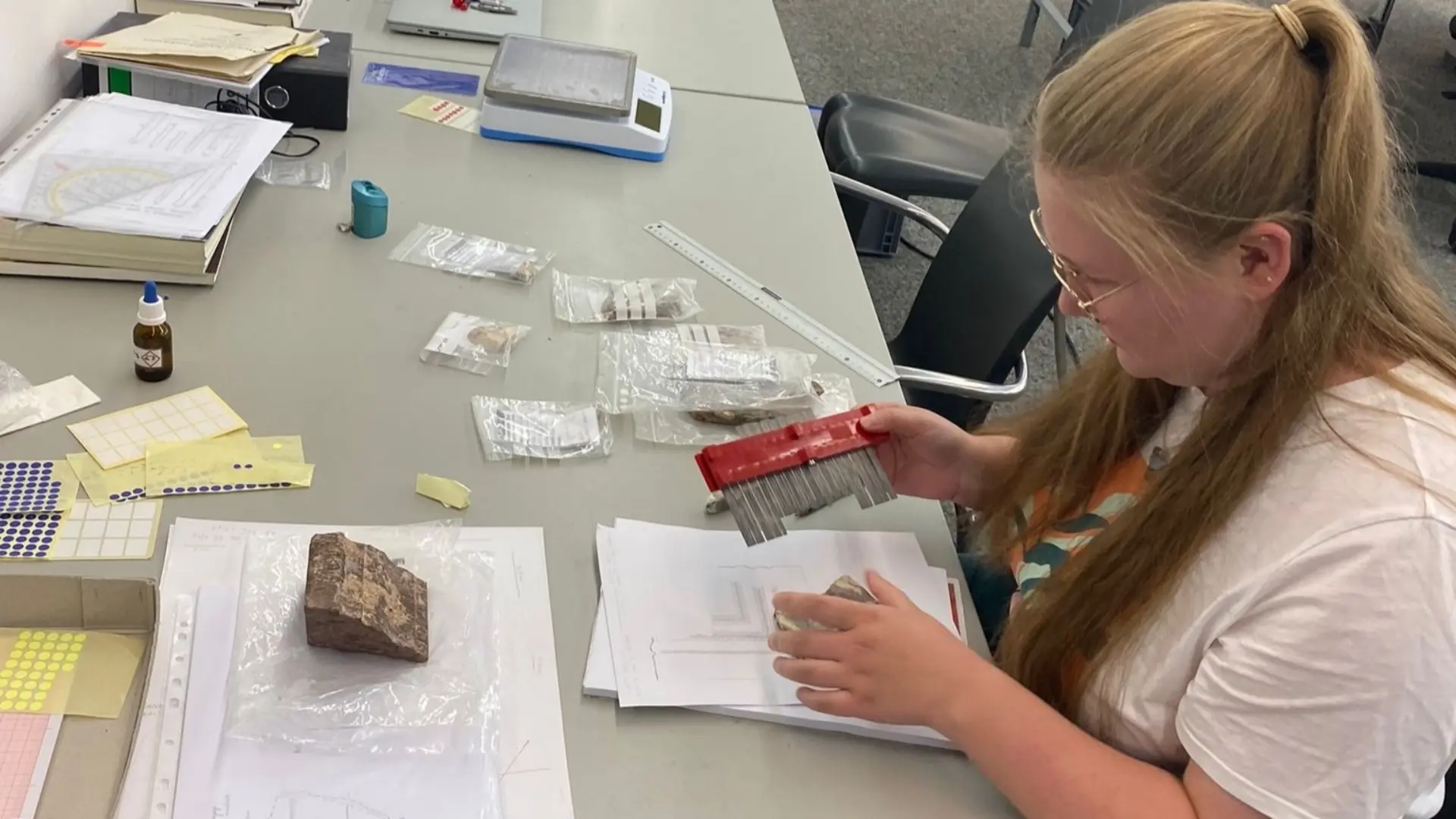 Ein Blick von oben in die Kölner Mikwe. Zu sehen sind Treppen nach unten sowie das Wasserbecken.