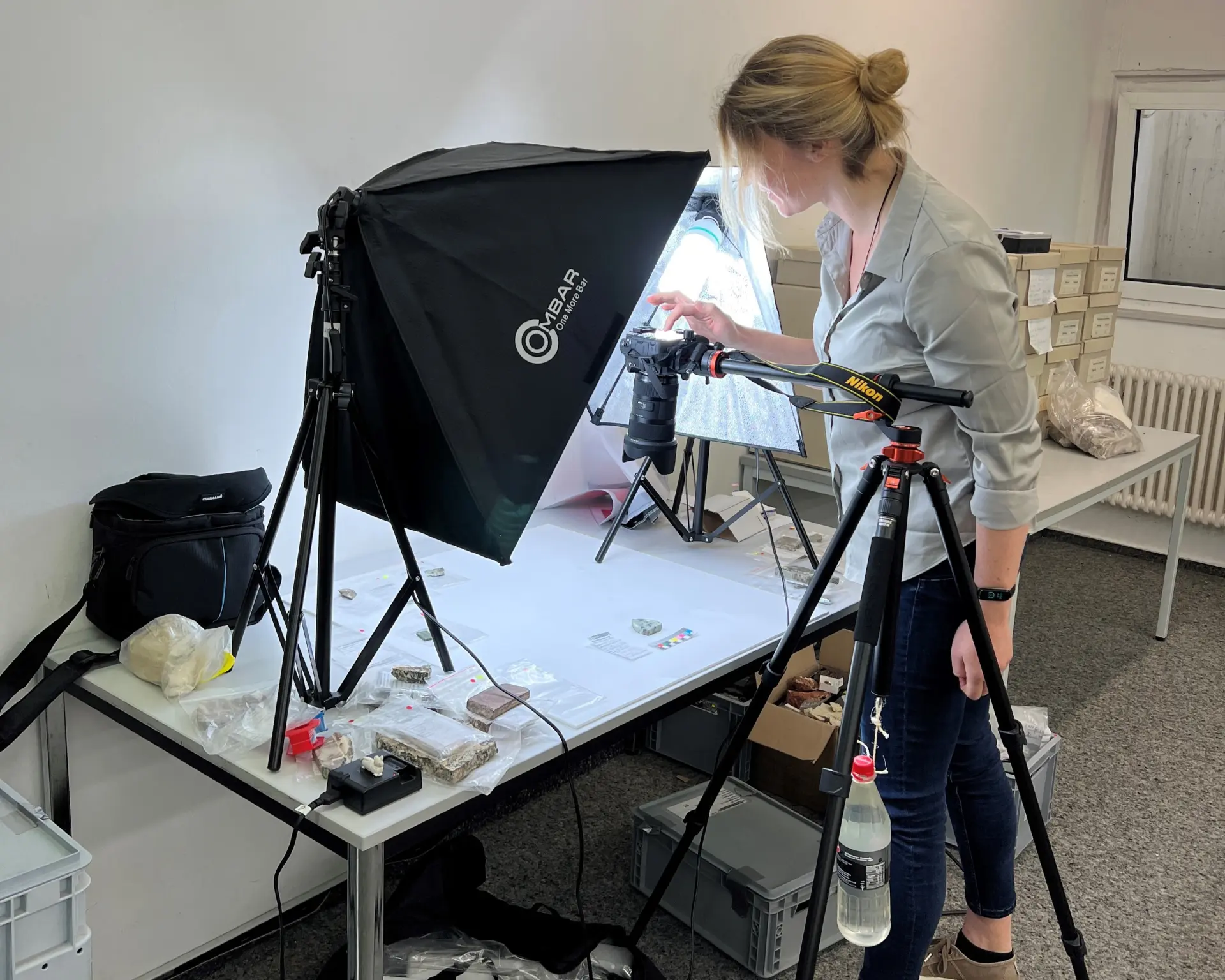 Eine Dame untersucht eine Inkrustation.