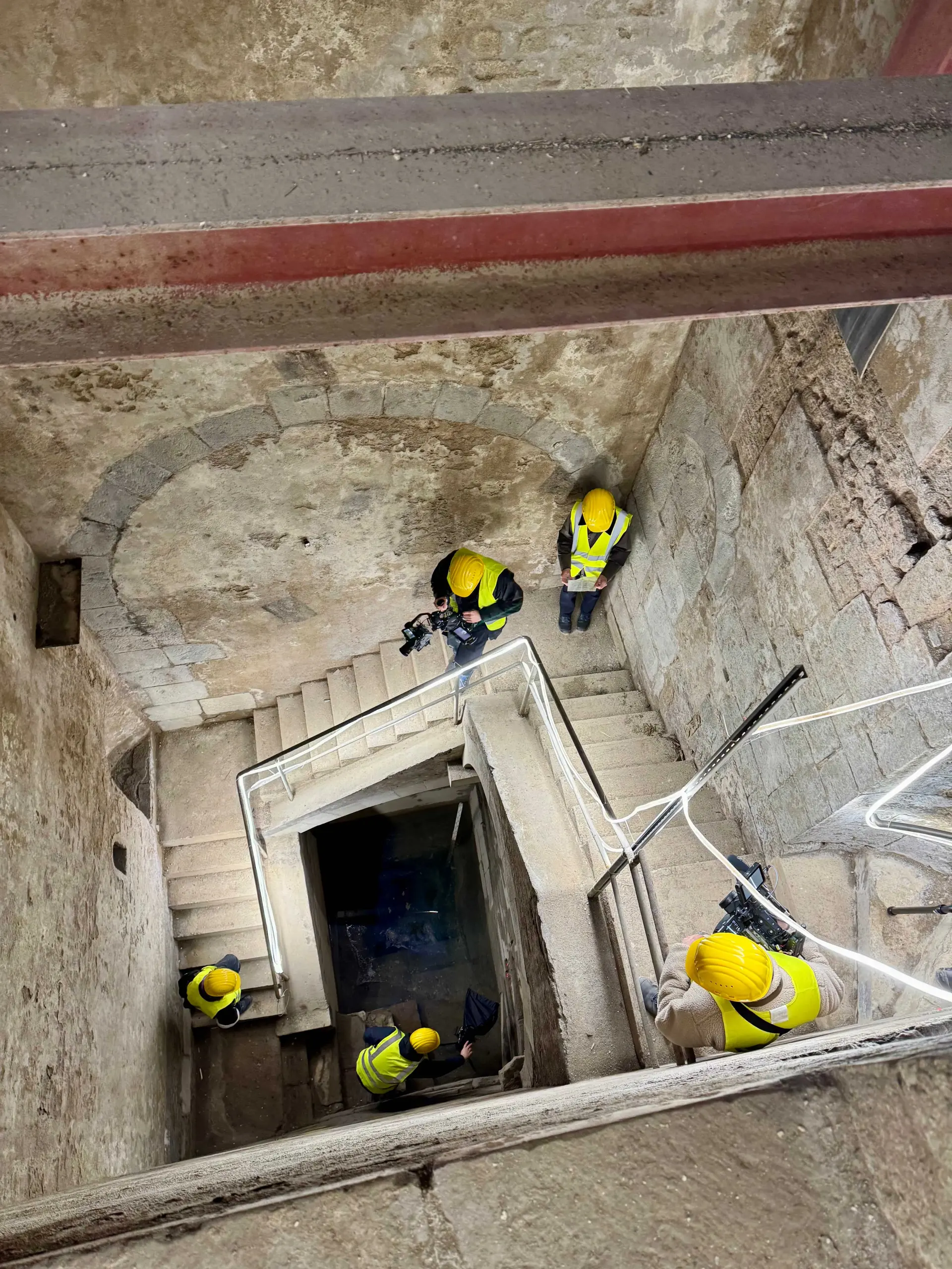 Blick von ganz oben nach unten während eines Filmdrehs.