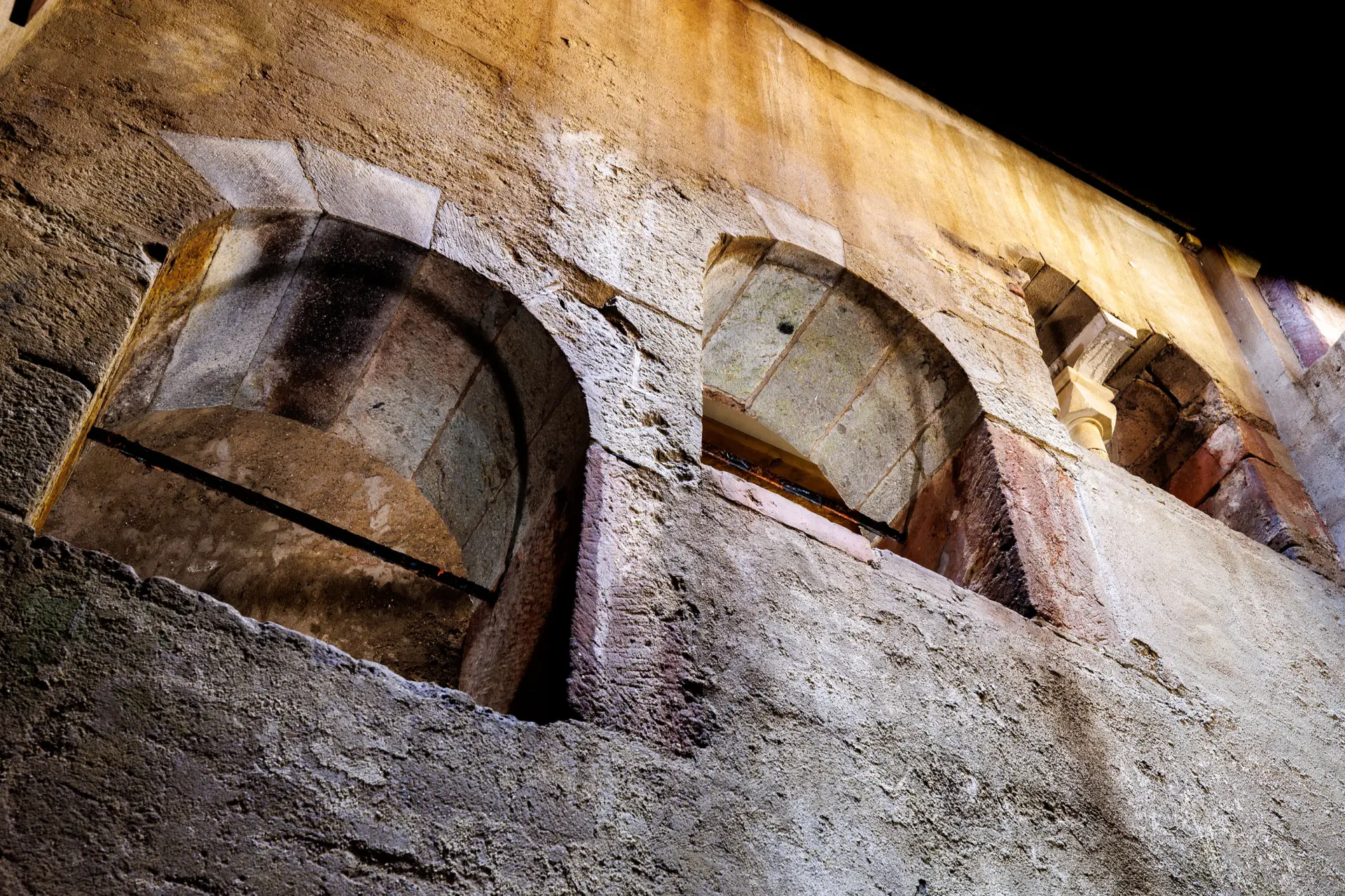 Blick auf einer der Wände eines Schachts der Mikwe, von unten nach oben.