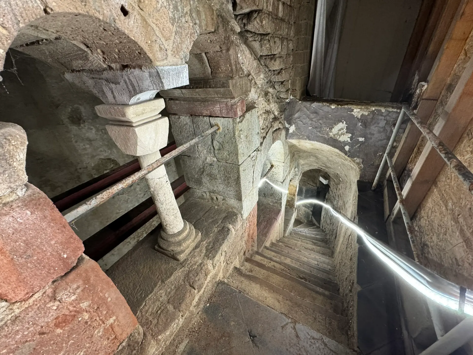 Blick die Treppe runter zur Mikwe.