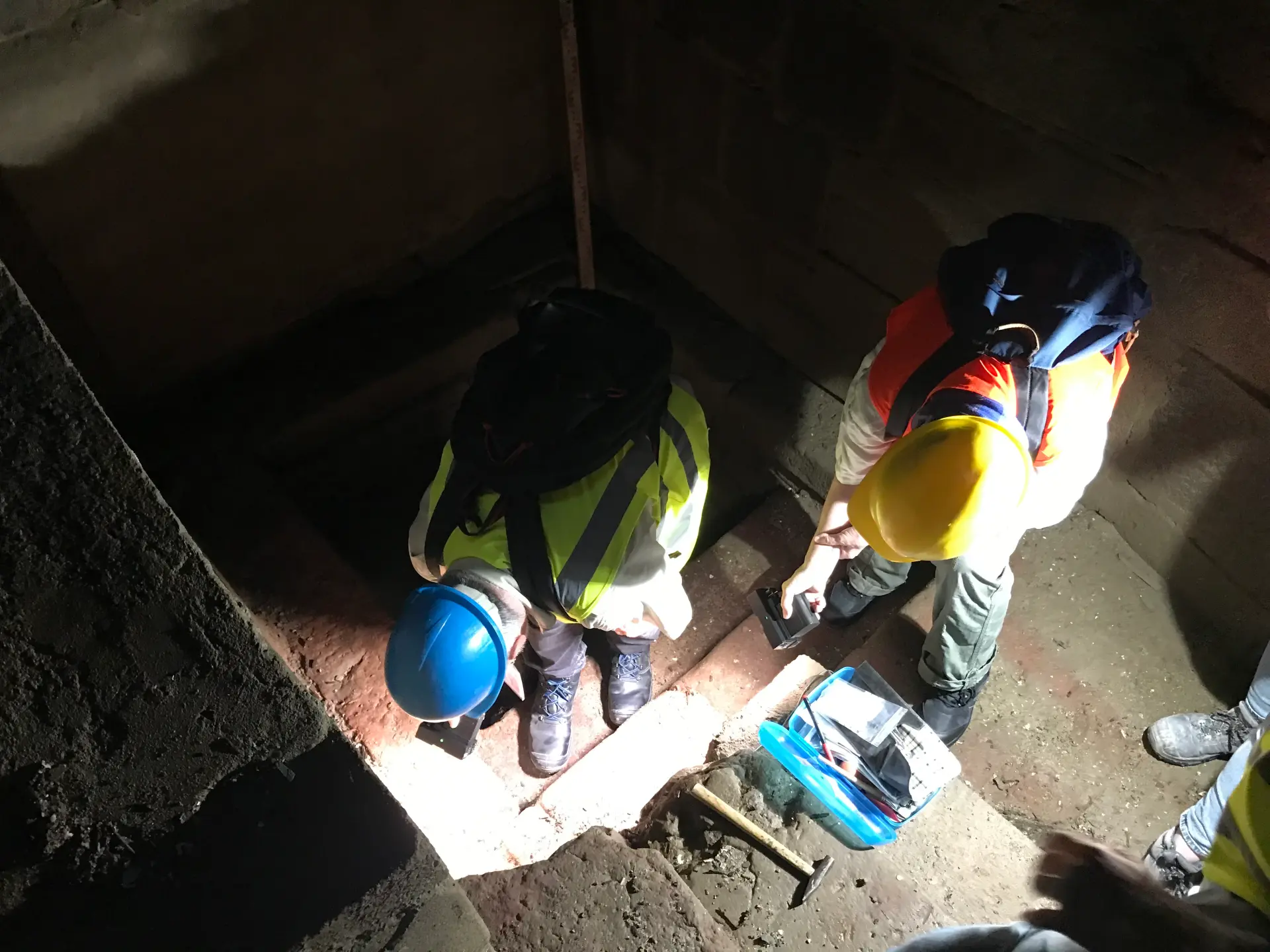 Das Mikwen-Forschungsteam bei der Entnahme von Steinproben zur Analyse in Köln.