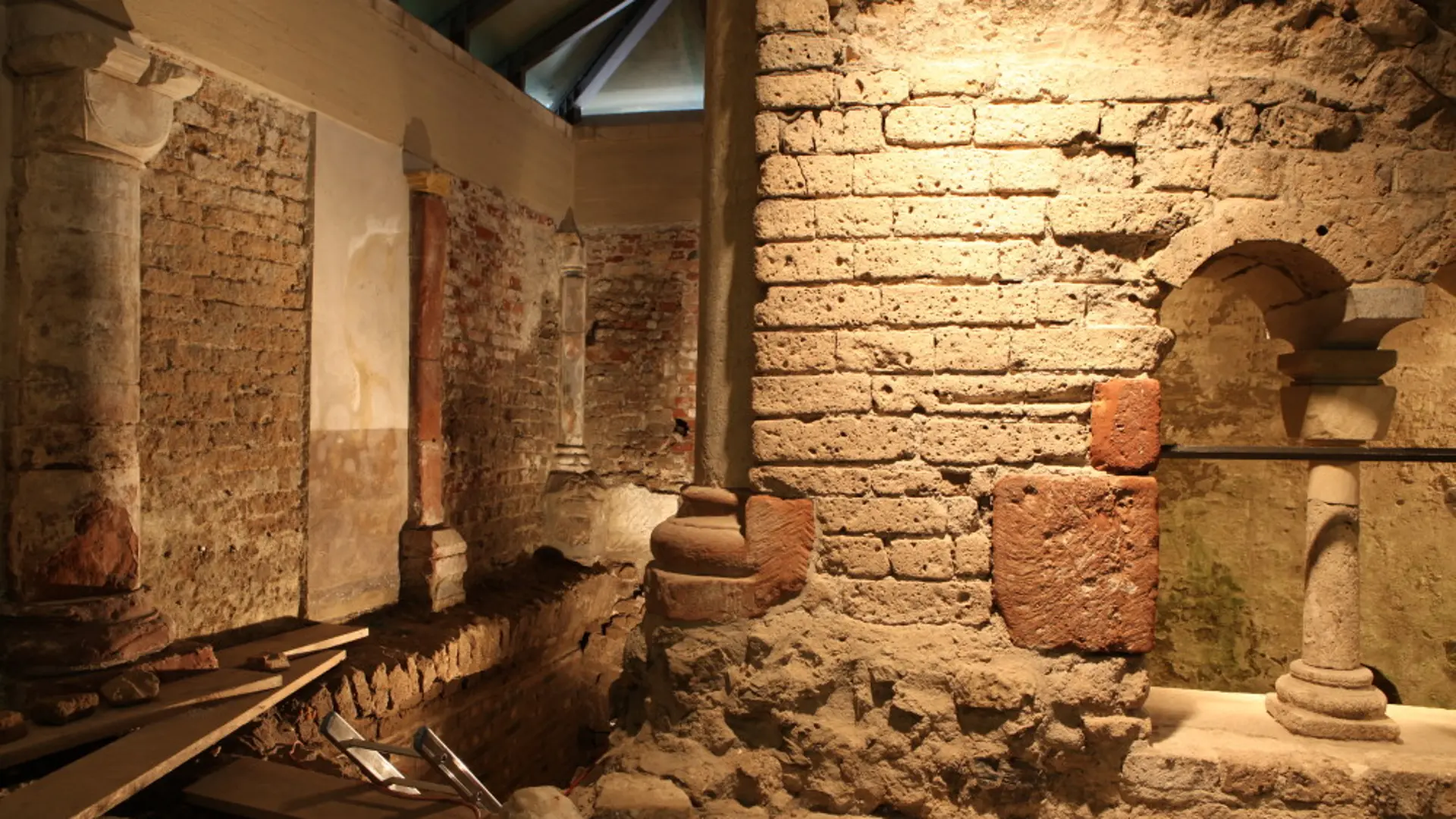 Blick die Treppe runter zur Mikwe.