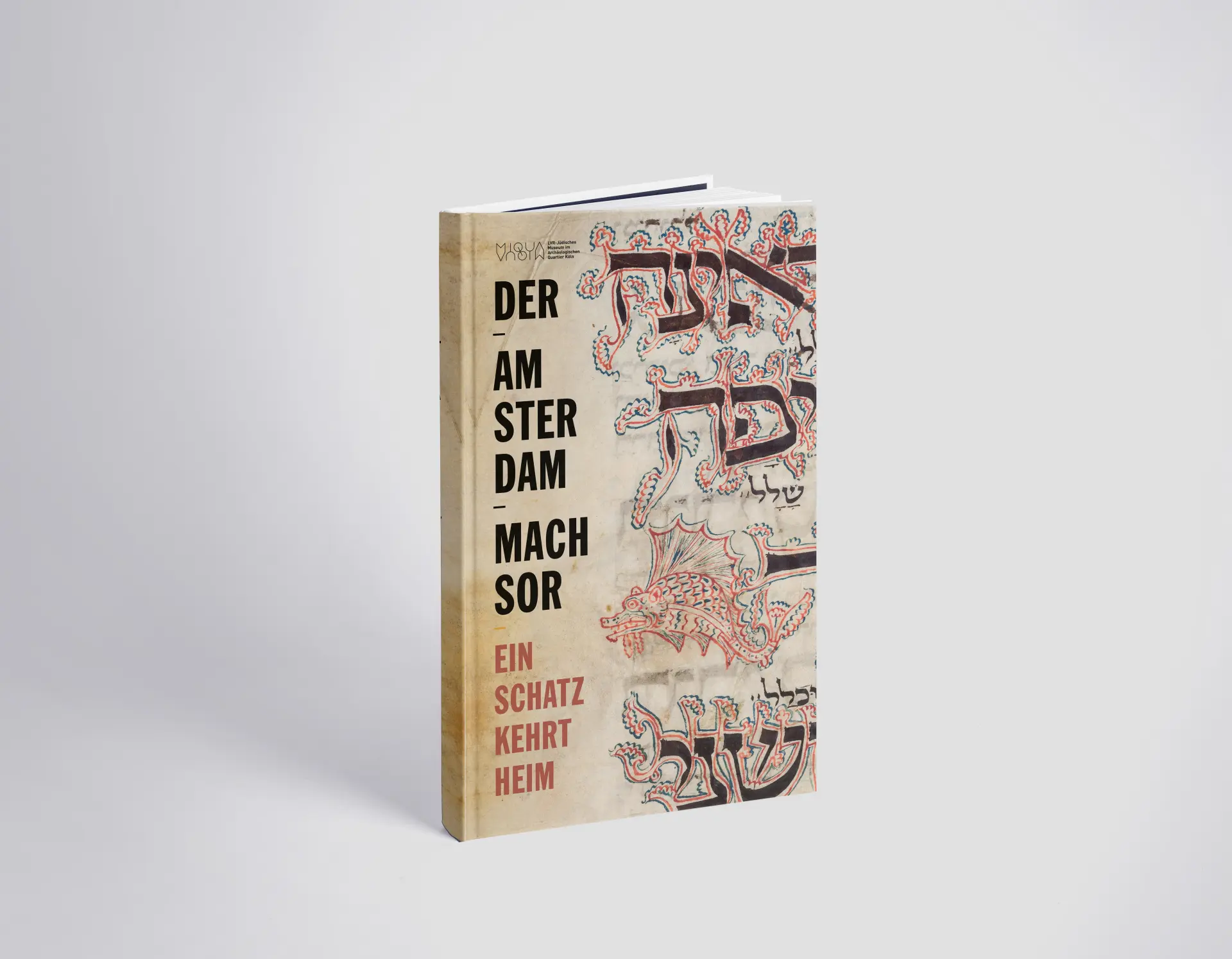 Eine Broschüre auf der Hebräische Schriftzeichen sind.