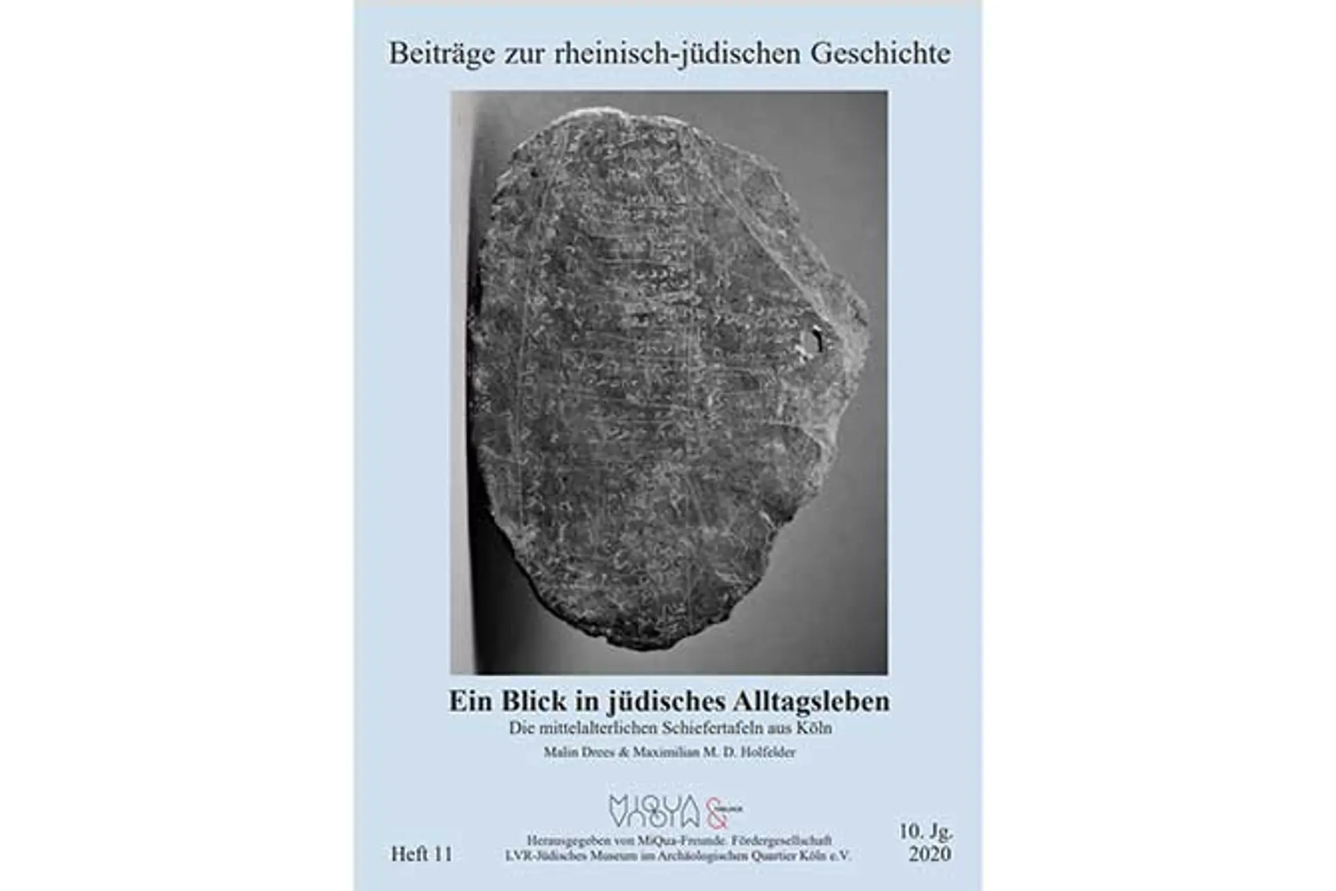 Eine hellblaue Broschüre auf der eine schwarze Schiefertafel zu sehen ist.