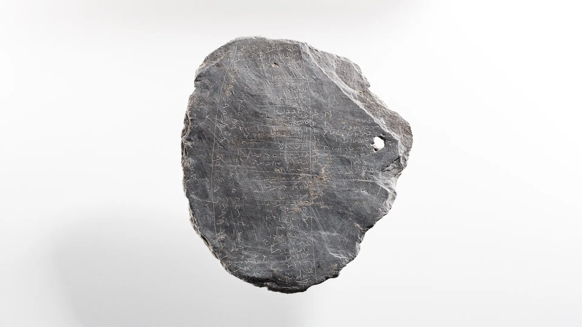 Rekonstruktion des Praetoriums. Im Boden ist das Fundament zu sehen, das in den Ausgrabungen von MiQua zu sehen ist. Die Wände werden nach oben hin digital nachgezogen, sodass der römische Stadthalterpalast digital rekonstruiert wird. Oben hat der Palast ein Dach aus roten Ziegeln und weiße Wände.