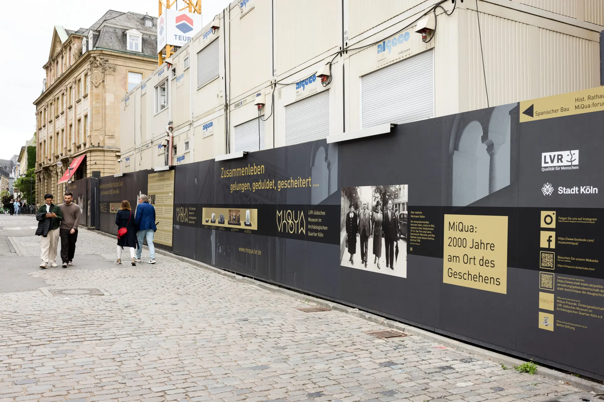 In einem Schaufenster sieht man historische Objekte.  Das Schaufenster ist gold und schwarz.