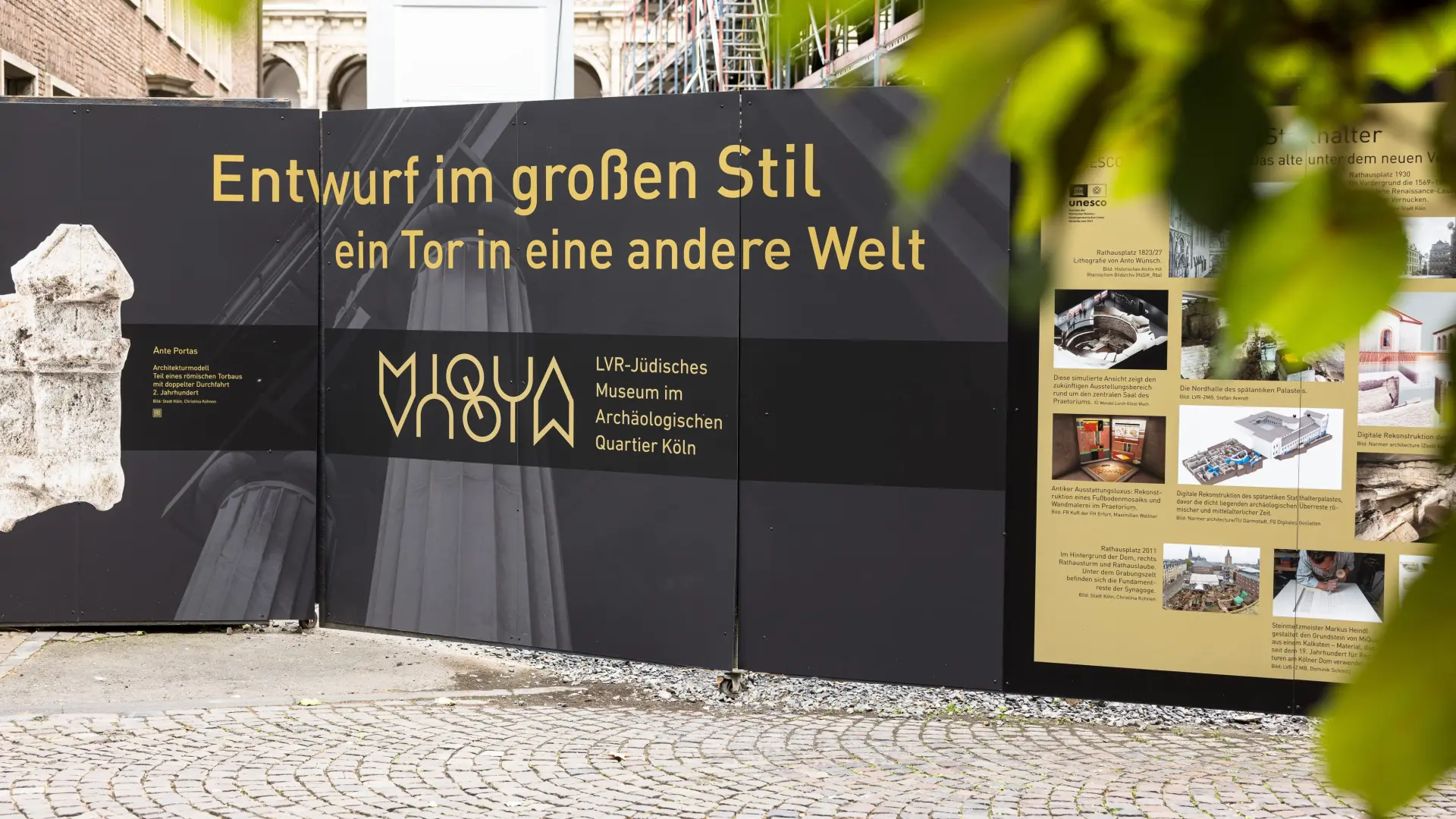 In einem Schaufenster sieht man historische Objekte.  Das Schaufenster ist gold und schwarz.