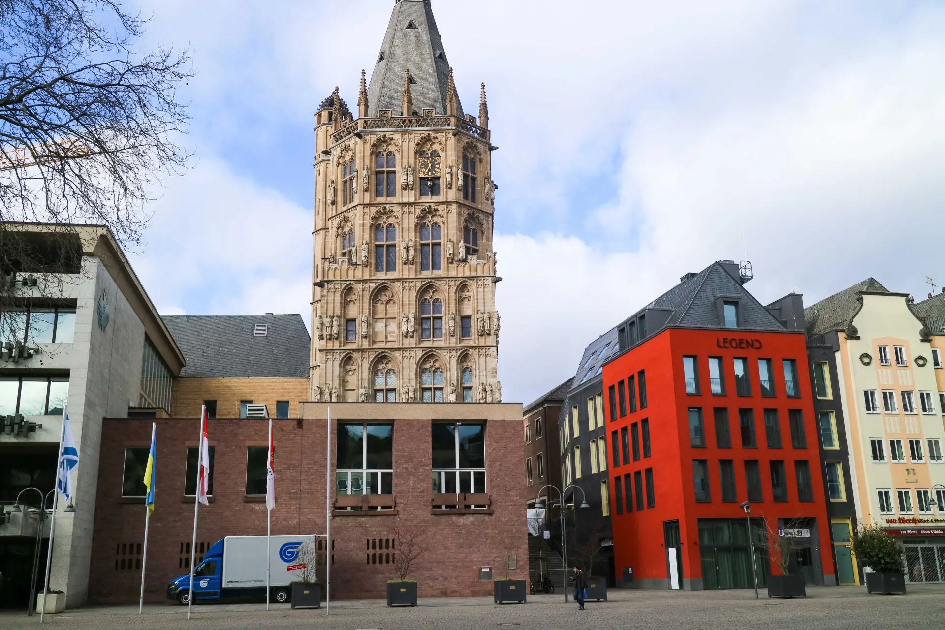 Ein rotes Haus, auf dem Legend steht.  
