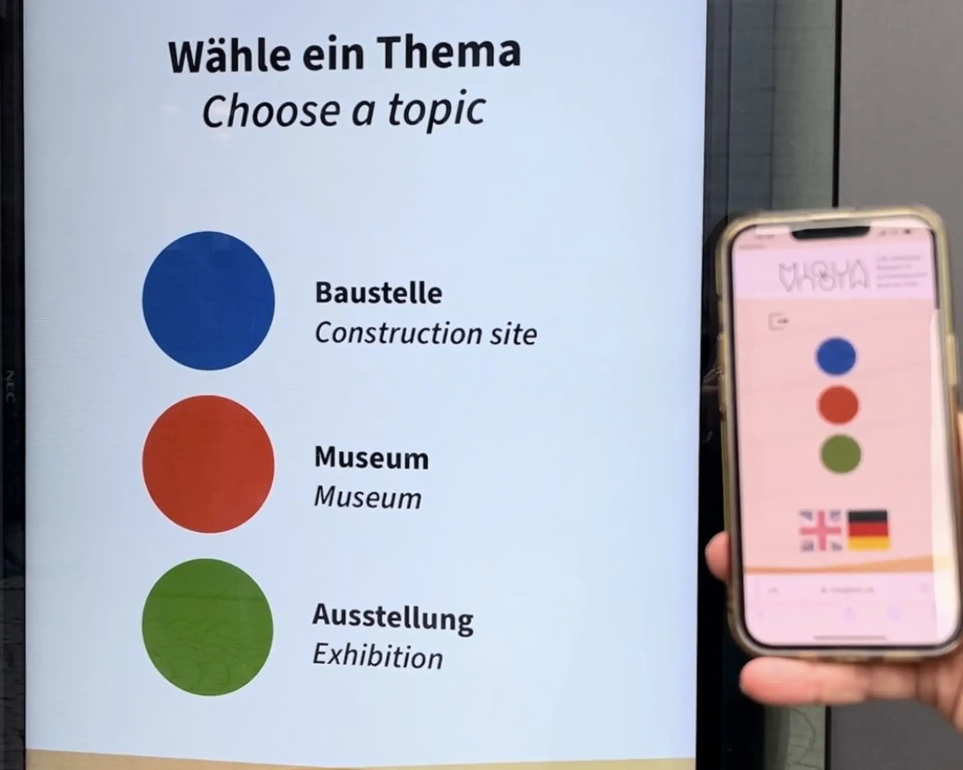 Eine Digitale Stele steht in einem Schaufenster.