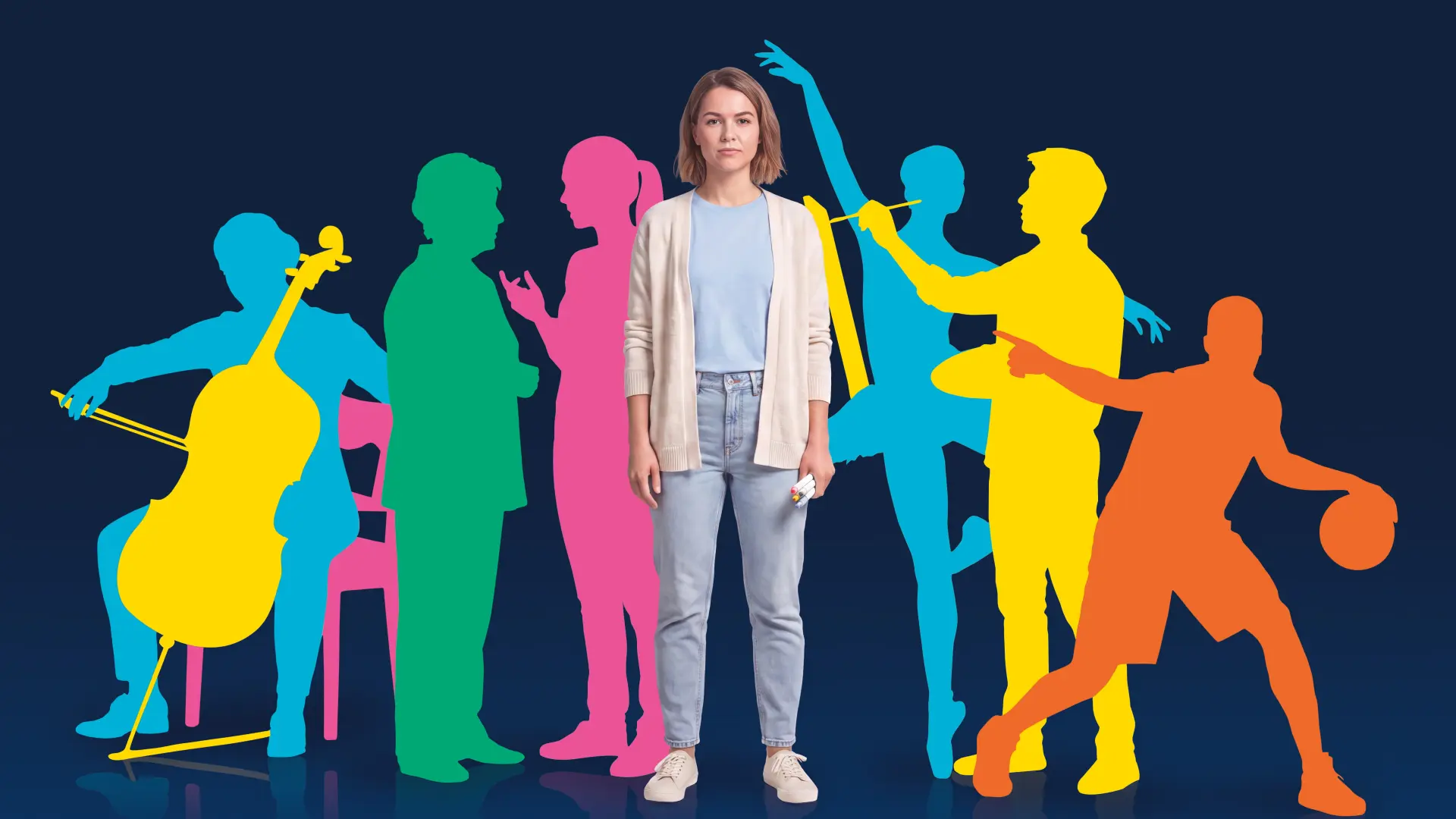 Eine junge Frau steht mittig vor einem dunklen Hintergrund.  Links und rechst von ihr sind ausgeschnittene, farbenfrohe Formen von Menschen in Bewegung zu sehen.