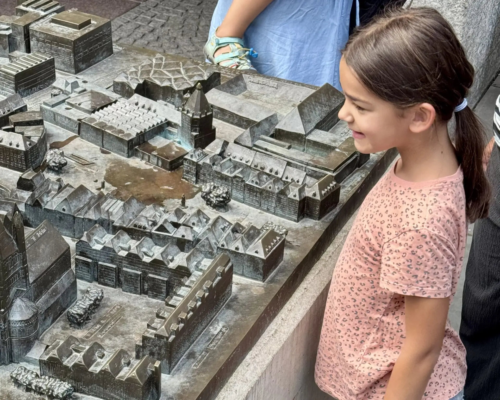 Ein bunter Flyer mit Zeichnungen der eine Rätselrunde um den Rathausplatz in Köln zeigt.