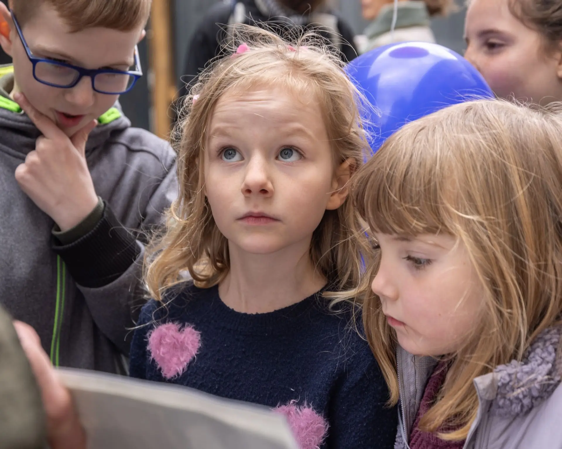 Ein bunter Flyer mit Zeichnungen der eine Rätselrunde um den Rathausplatz in Köln zeigt.