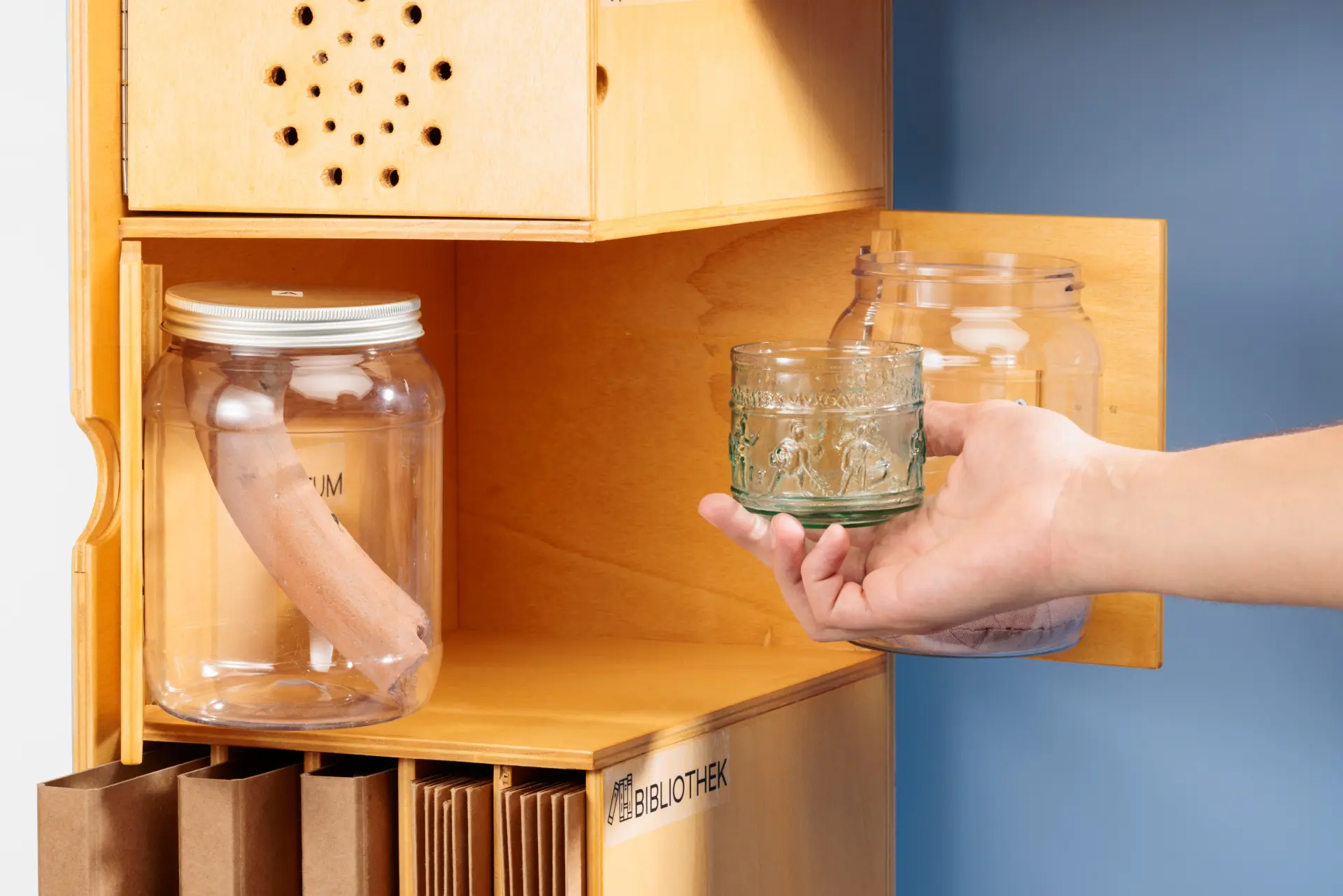 Zwei Hände halten verschiedene römische Materialien fest.