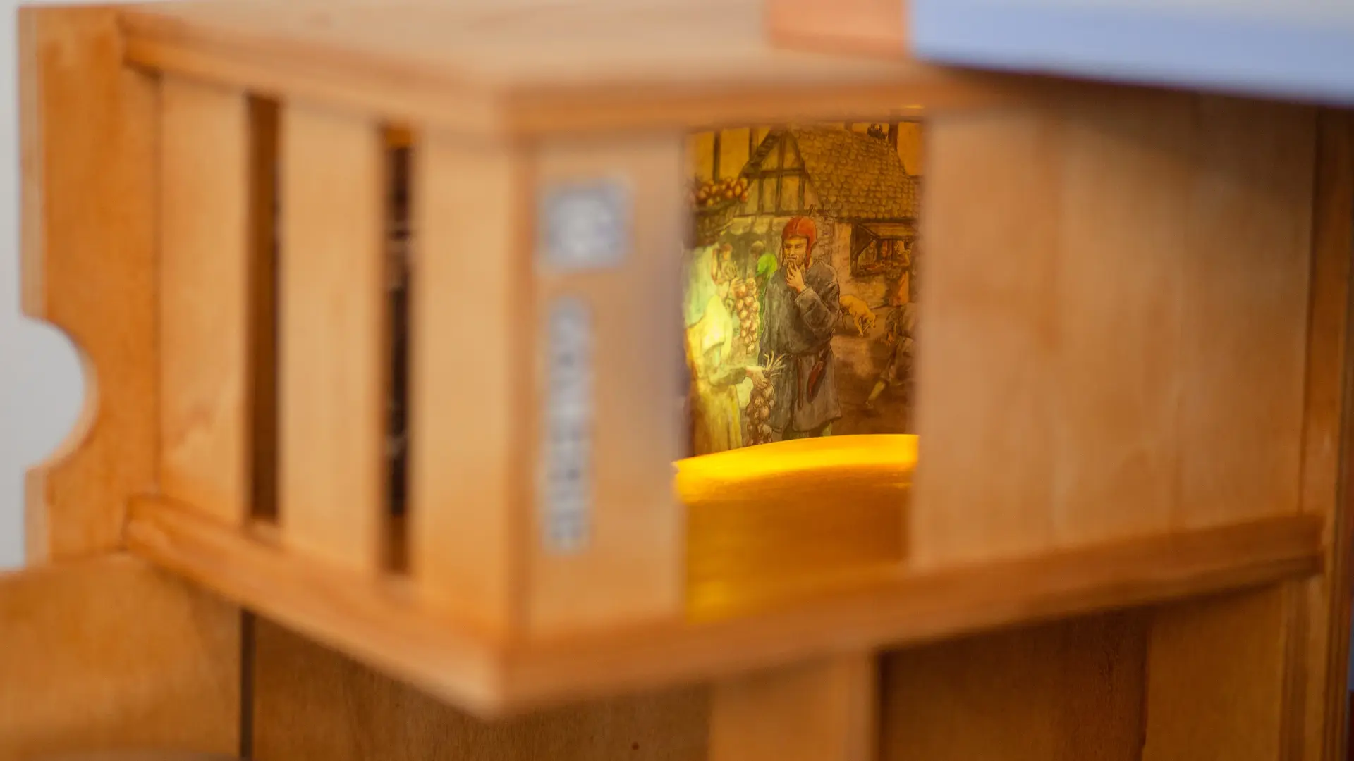 Ein Möbelstück aus Holz in der Größe einer Waschmaschine das sich aufklappen lässt.