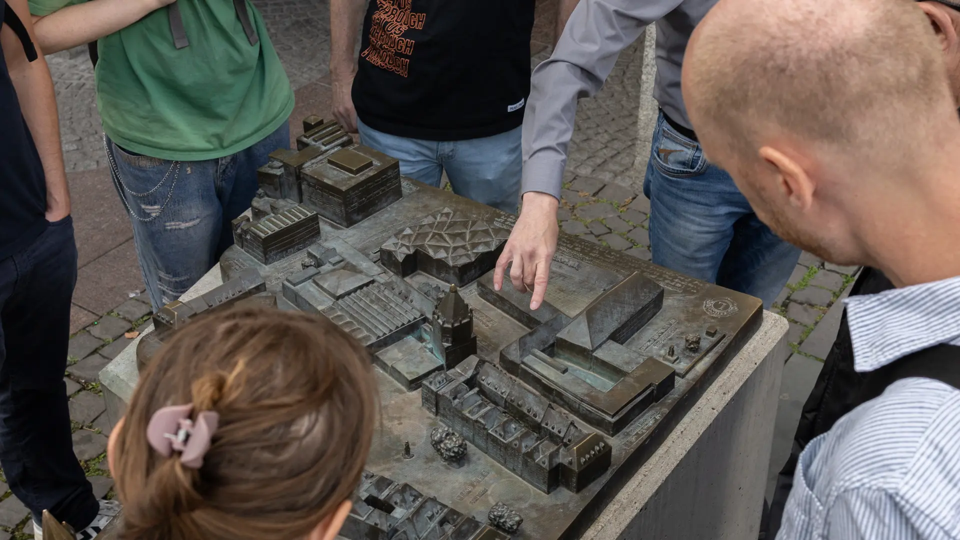 Ein Bronzemodell zeigt die Altstadt von Köln von oben.