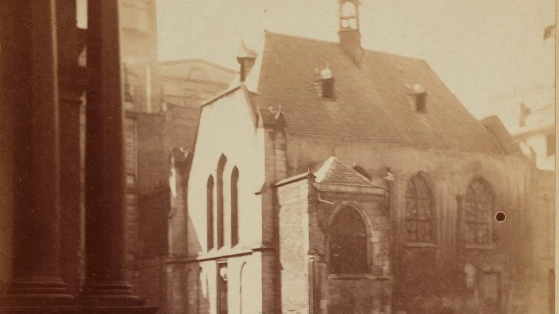 Ein schwarz-weißes Foto zeigt ein Gebäude, das wie ein Kapelle aussieht.