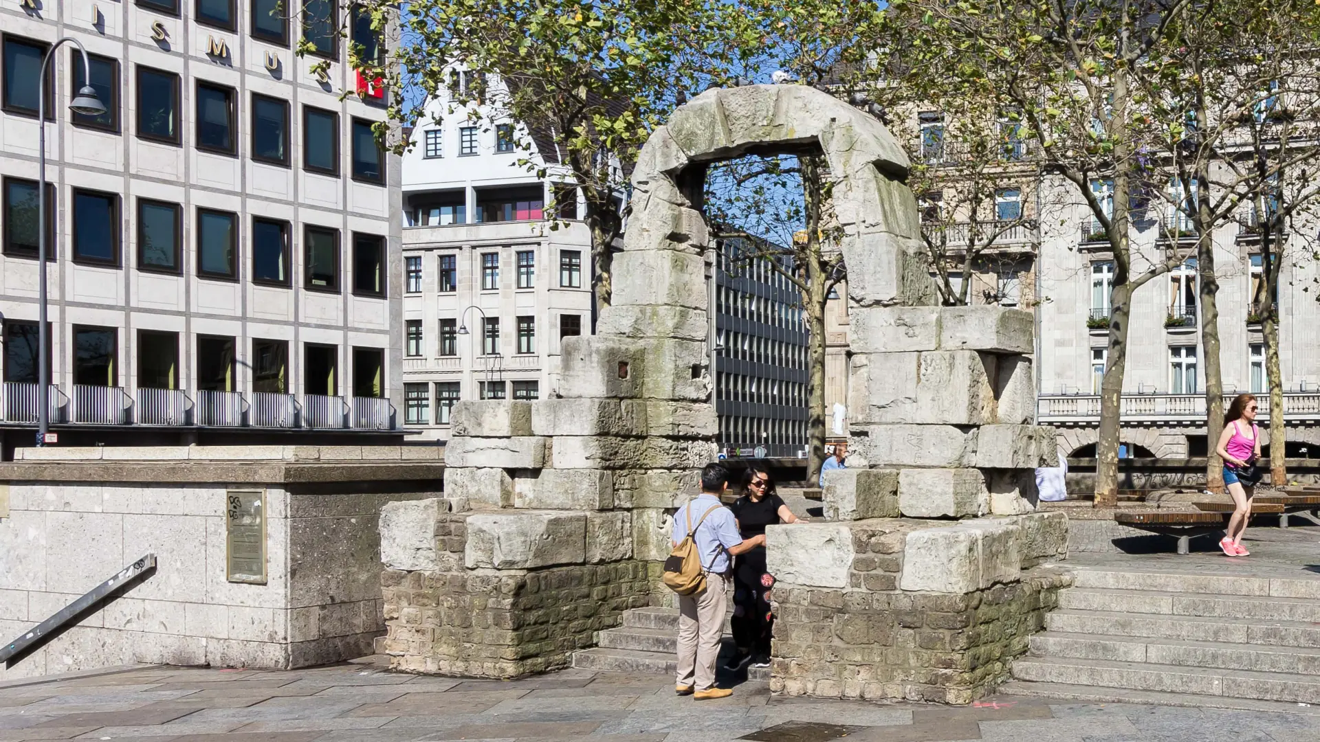 Ein römisches Portal mitten in einer Großstadt.