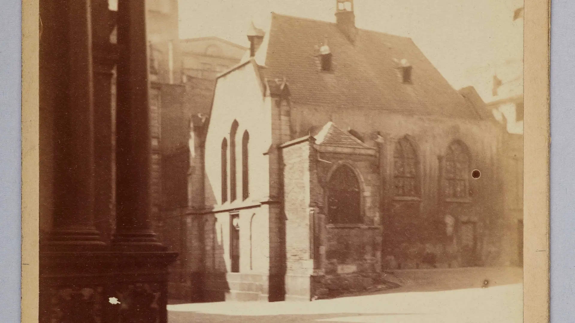 Ein schwarz-weiß Foto das eine Kirche zeigt.