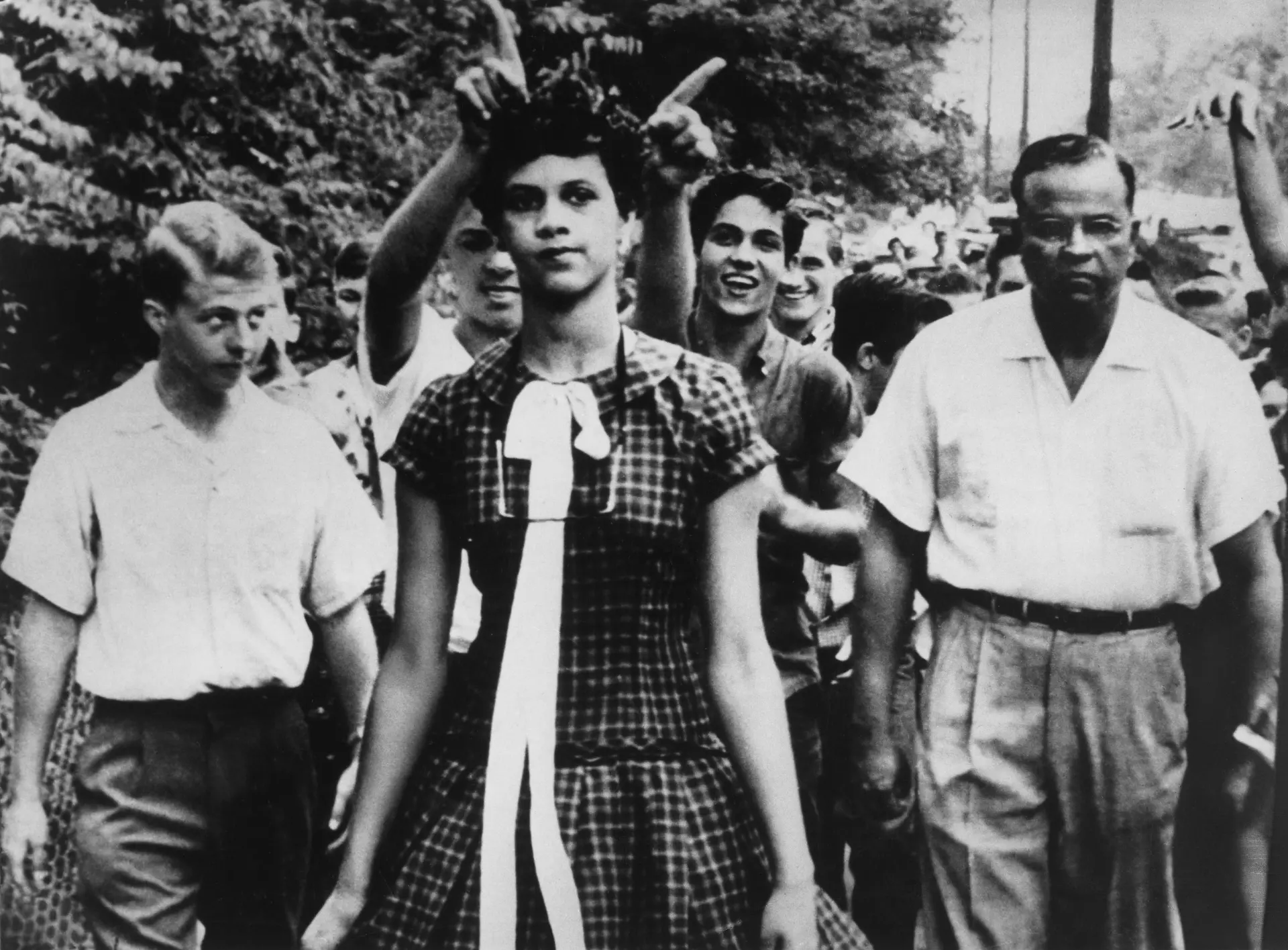 Das Bild zeigt Männer und Frauen 1957