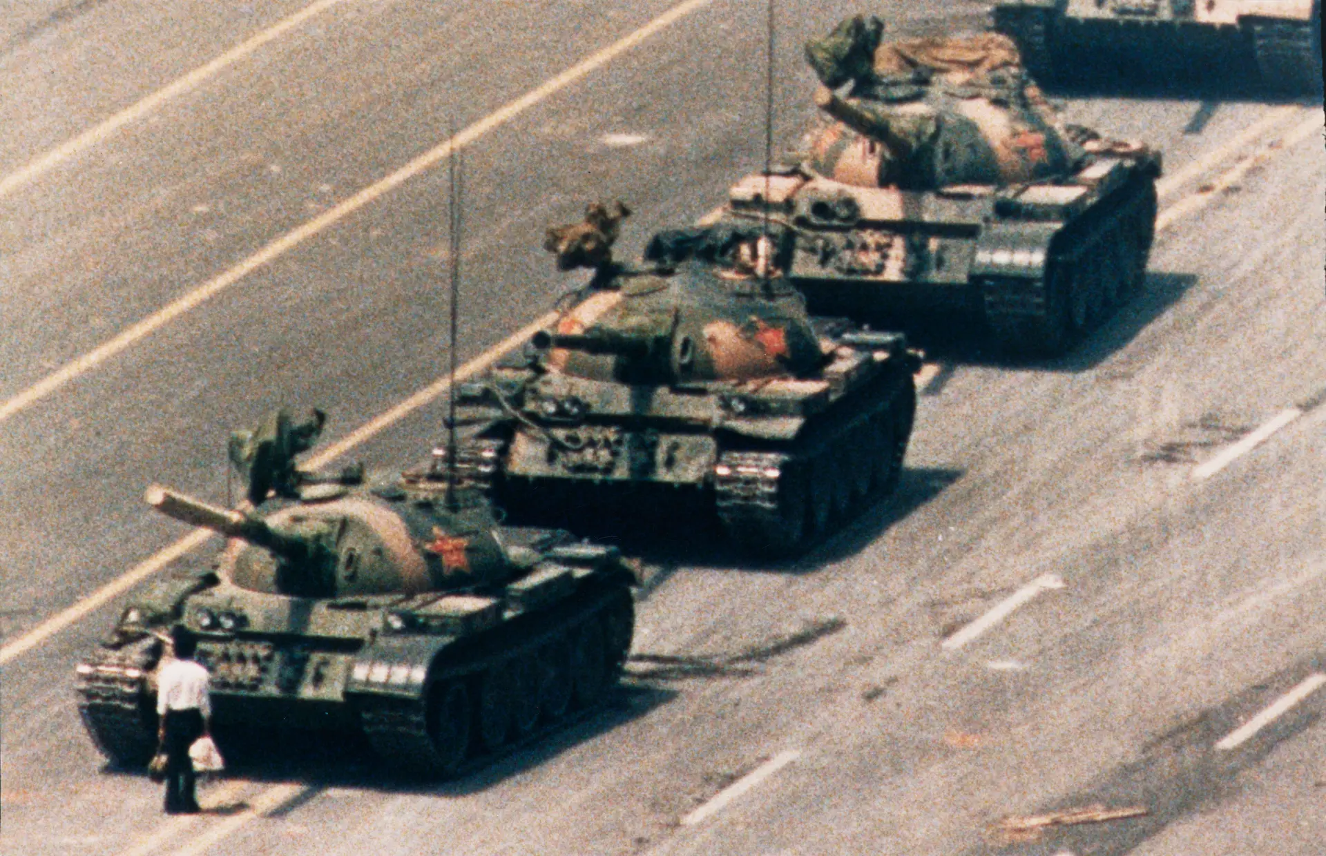 Das Bild zeigt eine Reihe Panzer