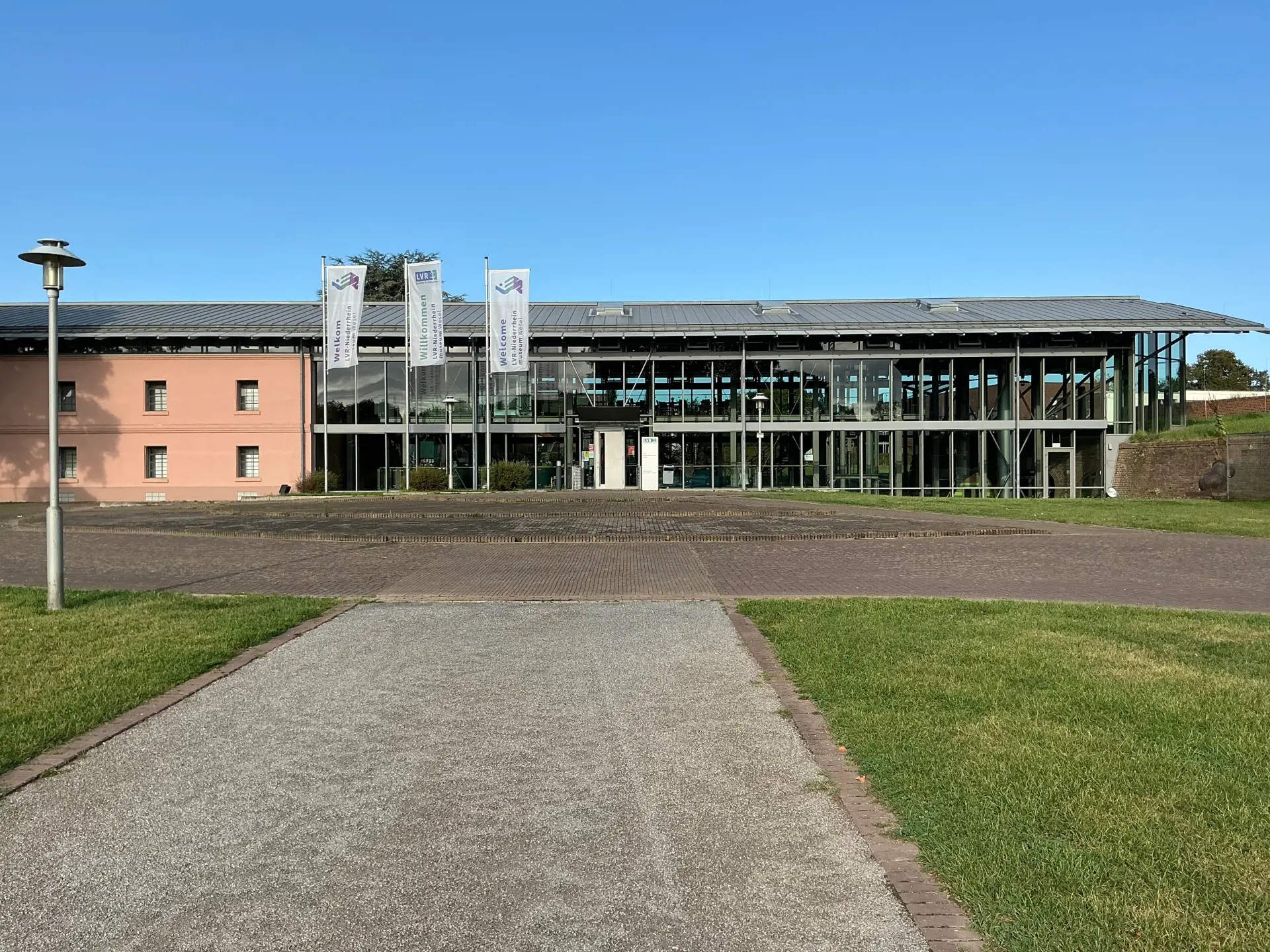 Das Bild zeigt das Museumsgebäude von vorne.