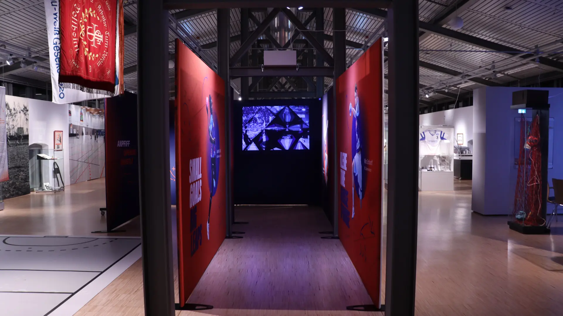 Das Bild ein Foto der Ausstellung "Kleine Tore, große Sprünge", dass den Spielertunnel zeigt.