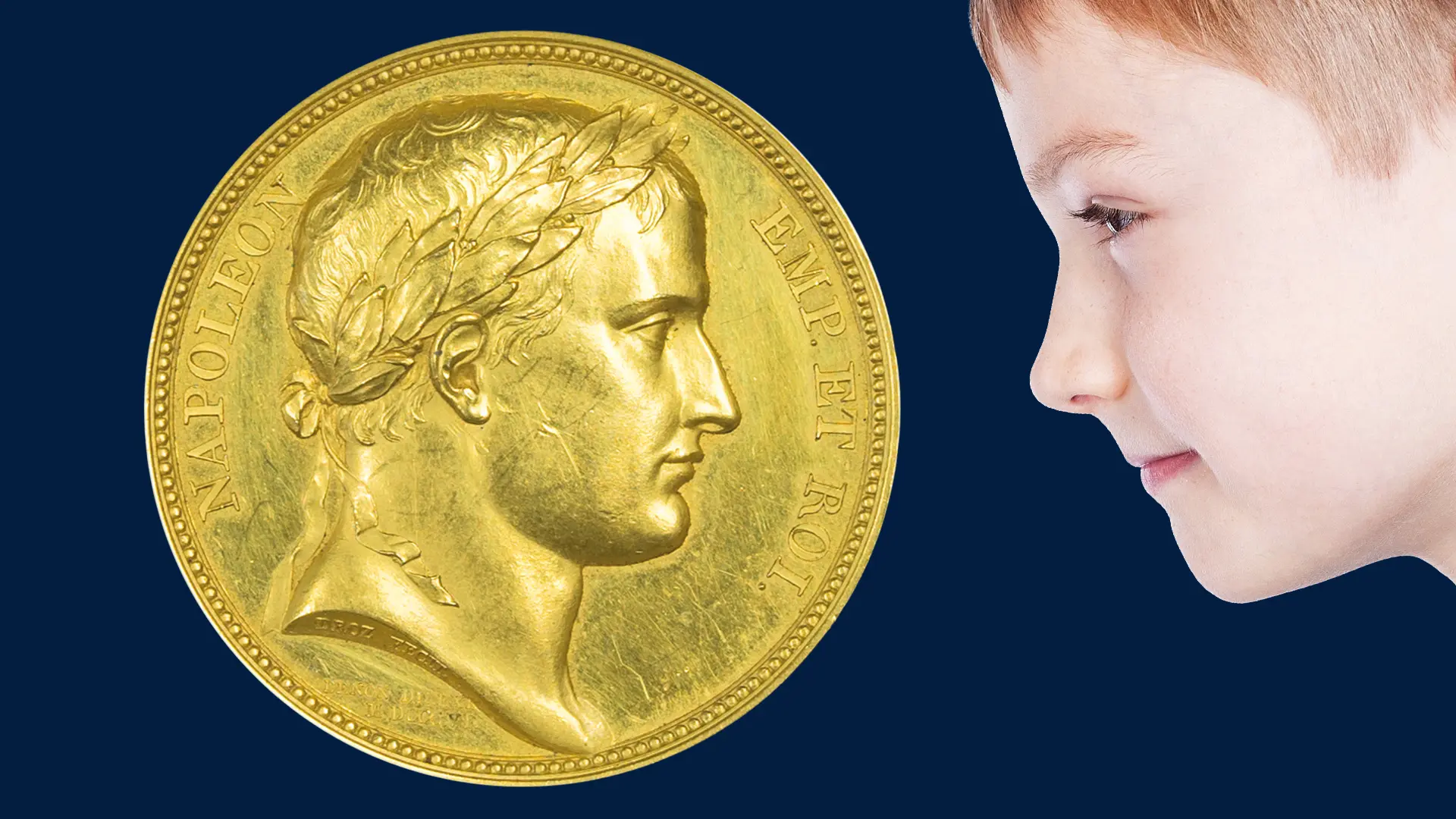 Das Bild zeigt das Gesicht eines Jungen und eine Goldmünze, der Junge blickt auf die Goldmünze