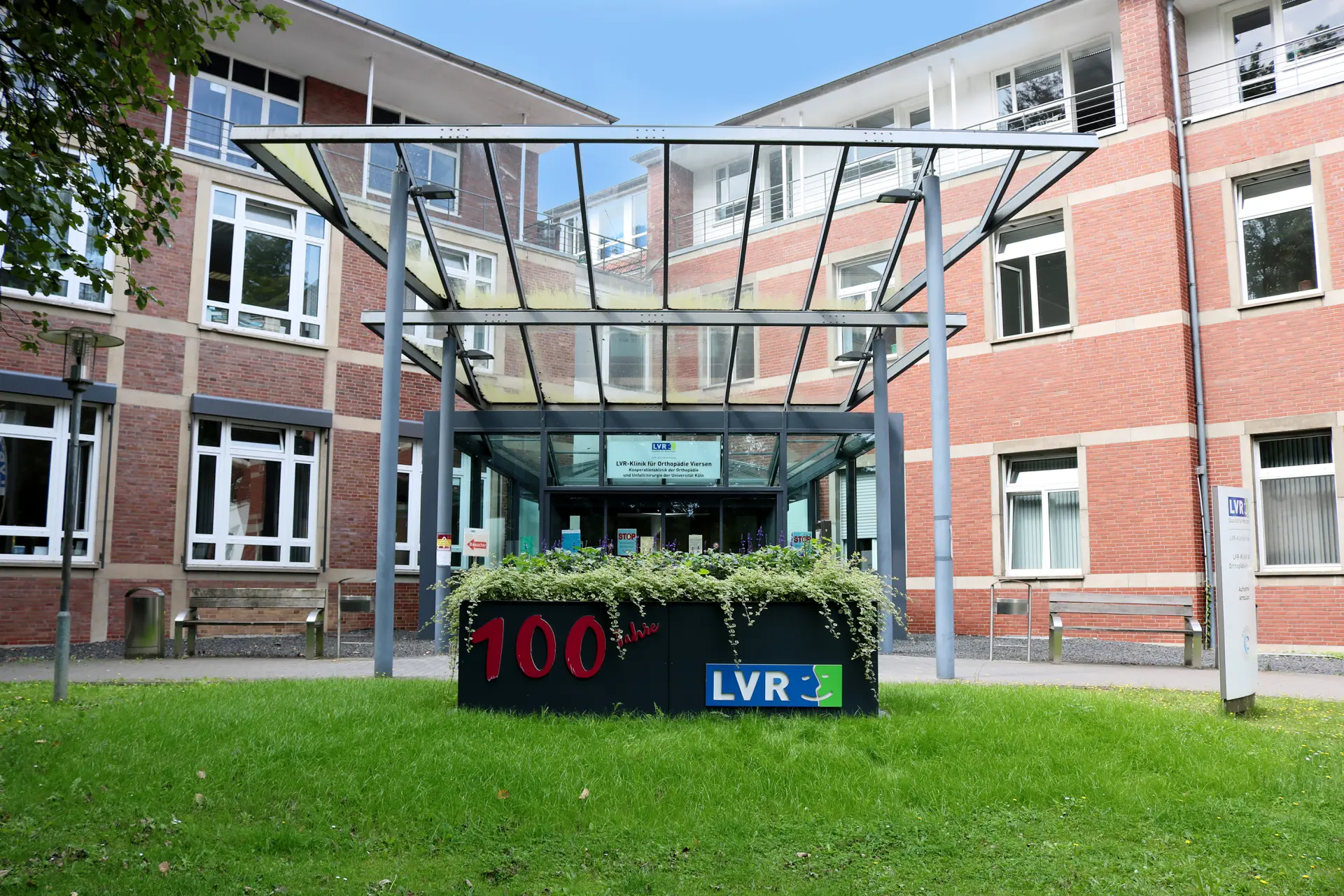 Der Haupteingang der LVR-Klinik für Orthopädie Viersen
