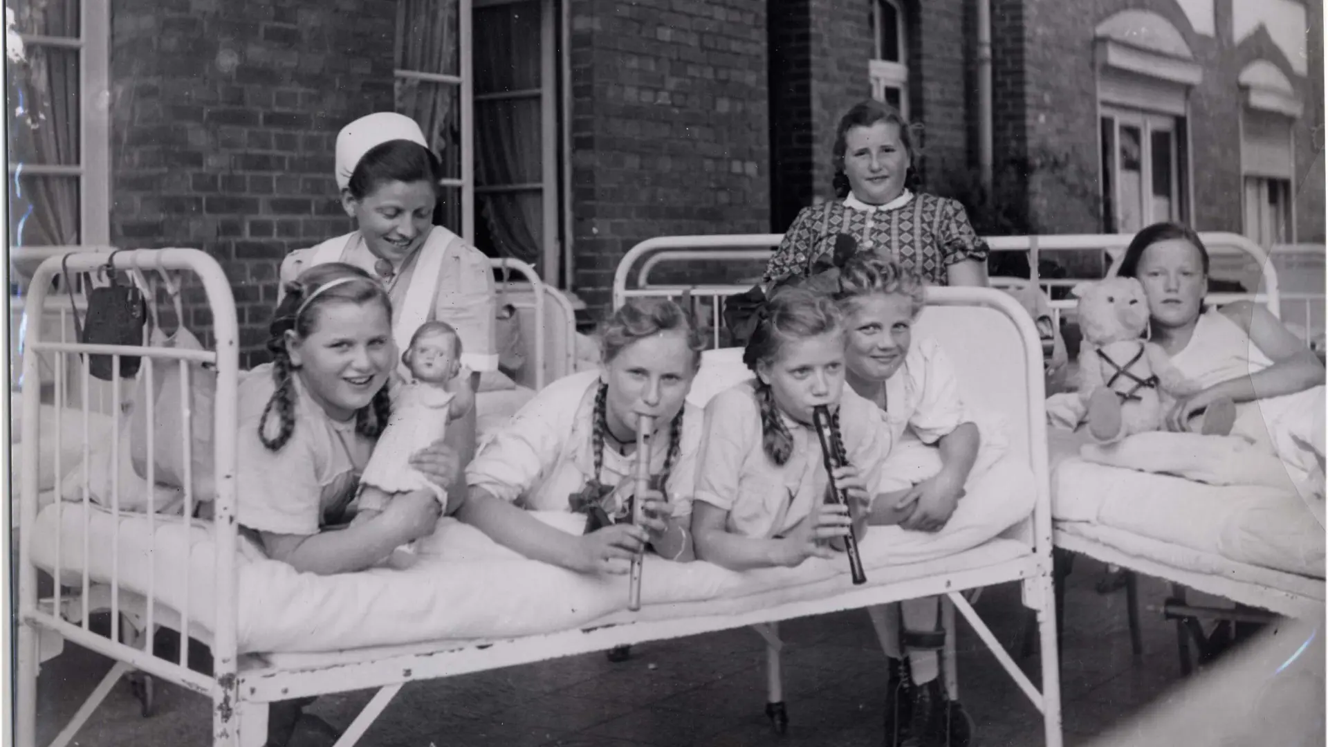 Historisches Bild von Patientinnen im Bett