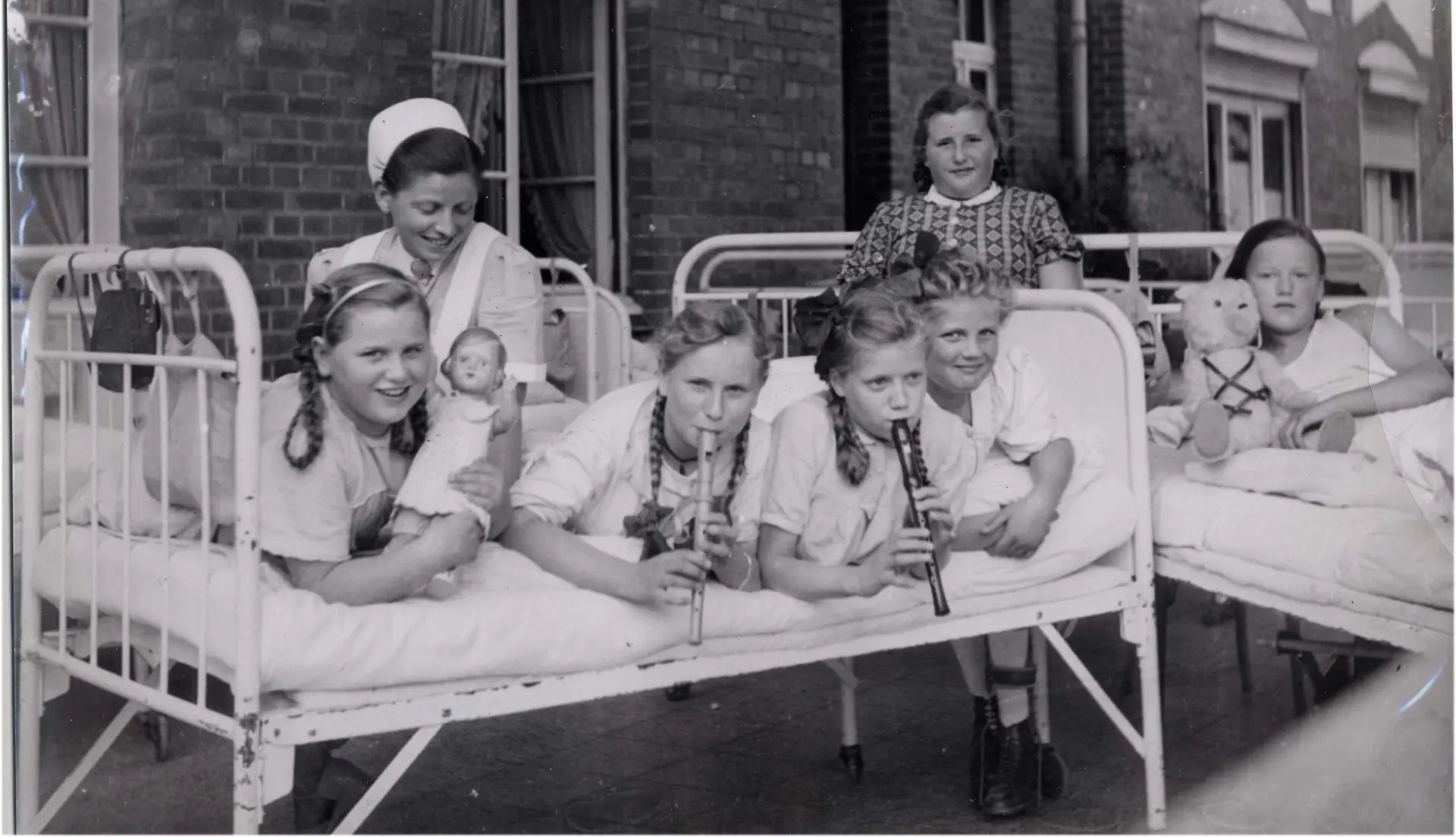 historisches Bild Patientinnen im Bett in der LVR-Klinik für Orthopädie Viersen