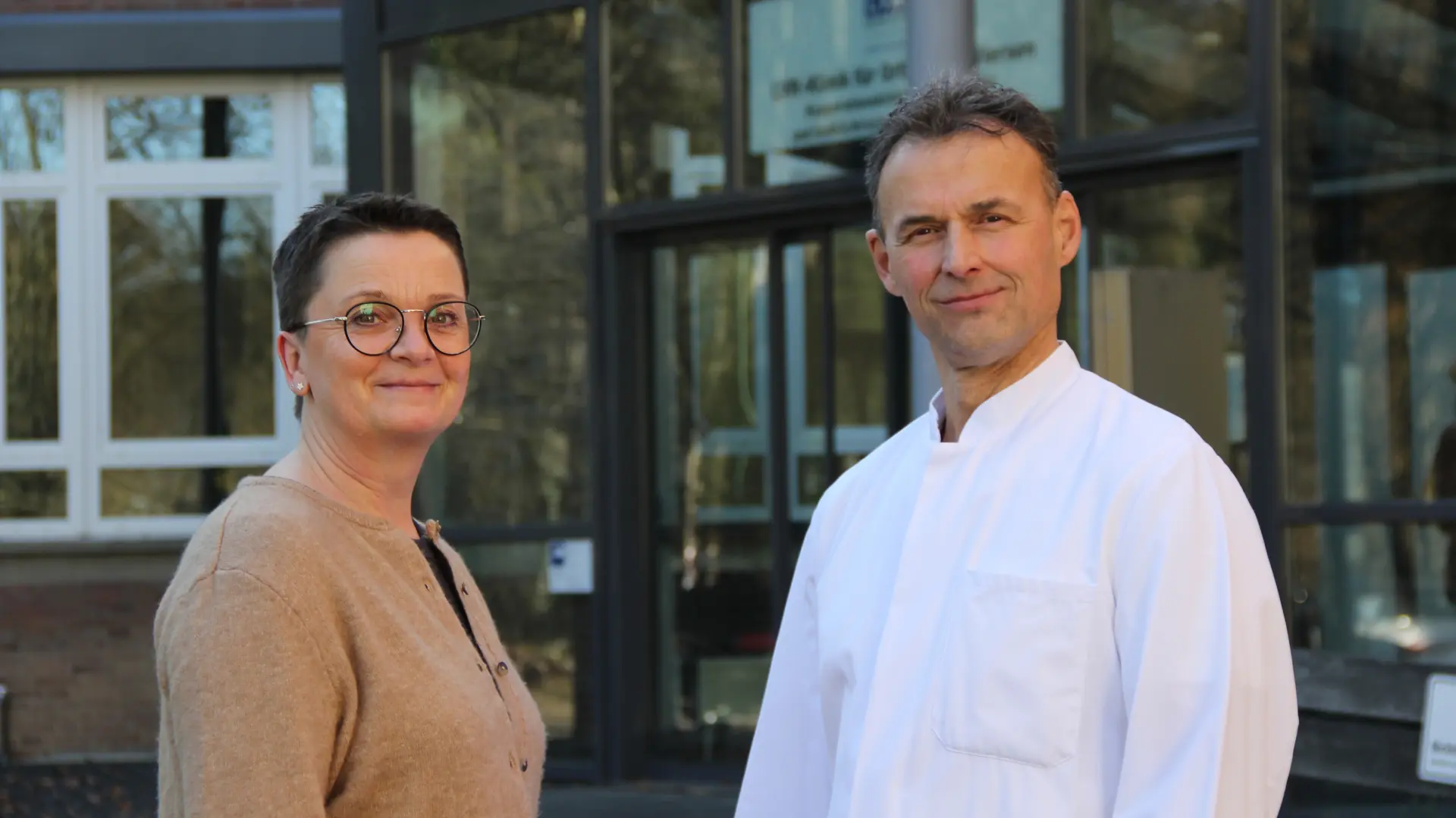 Dr. Jochen Neßler und Anja Weertz vor der Haupteingang der LVR-Klinik für Orthopädie Viersen