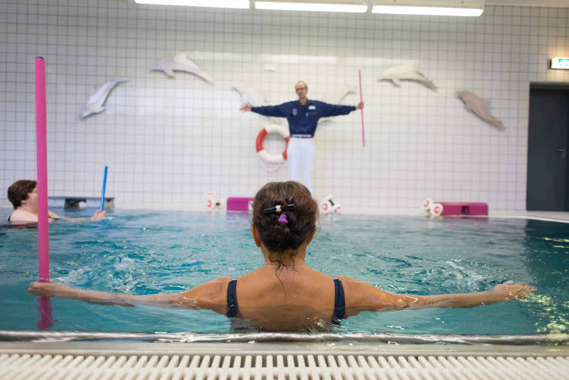 Frau im Bewegungsbad bei der Aquagymnastik