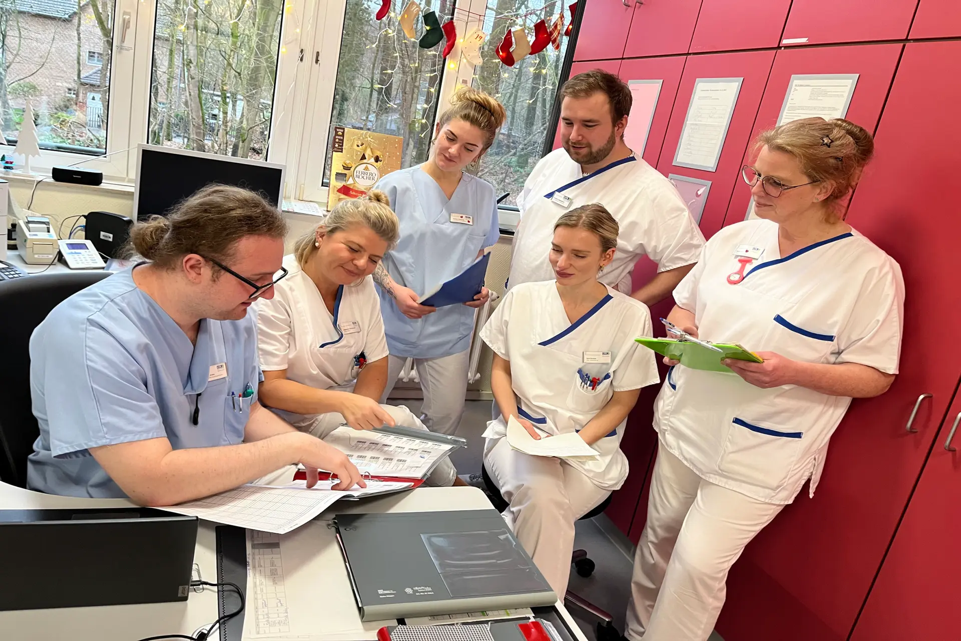 Gruppe Pflegekräfte im Gespräch