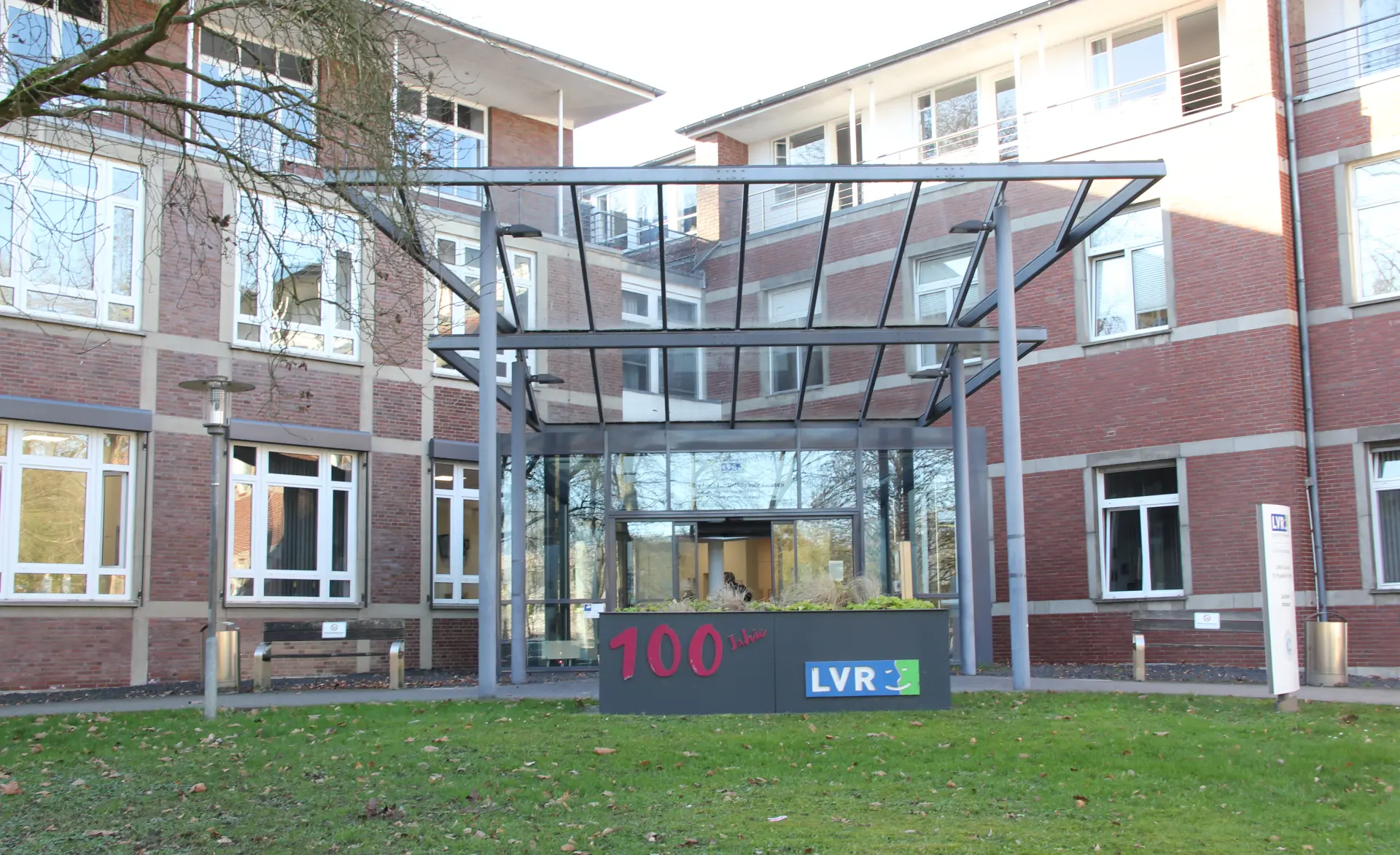Der Haupteingang der LVR-Klinik für Orthopädie Viersen